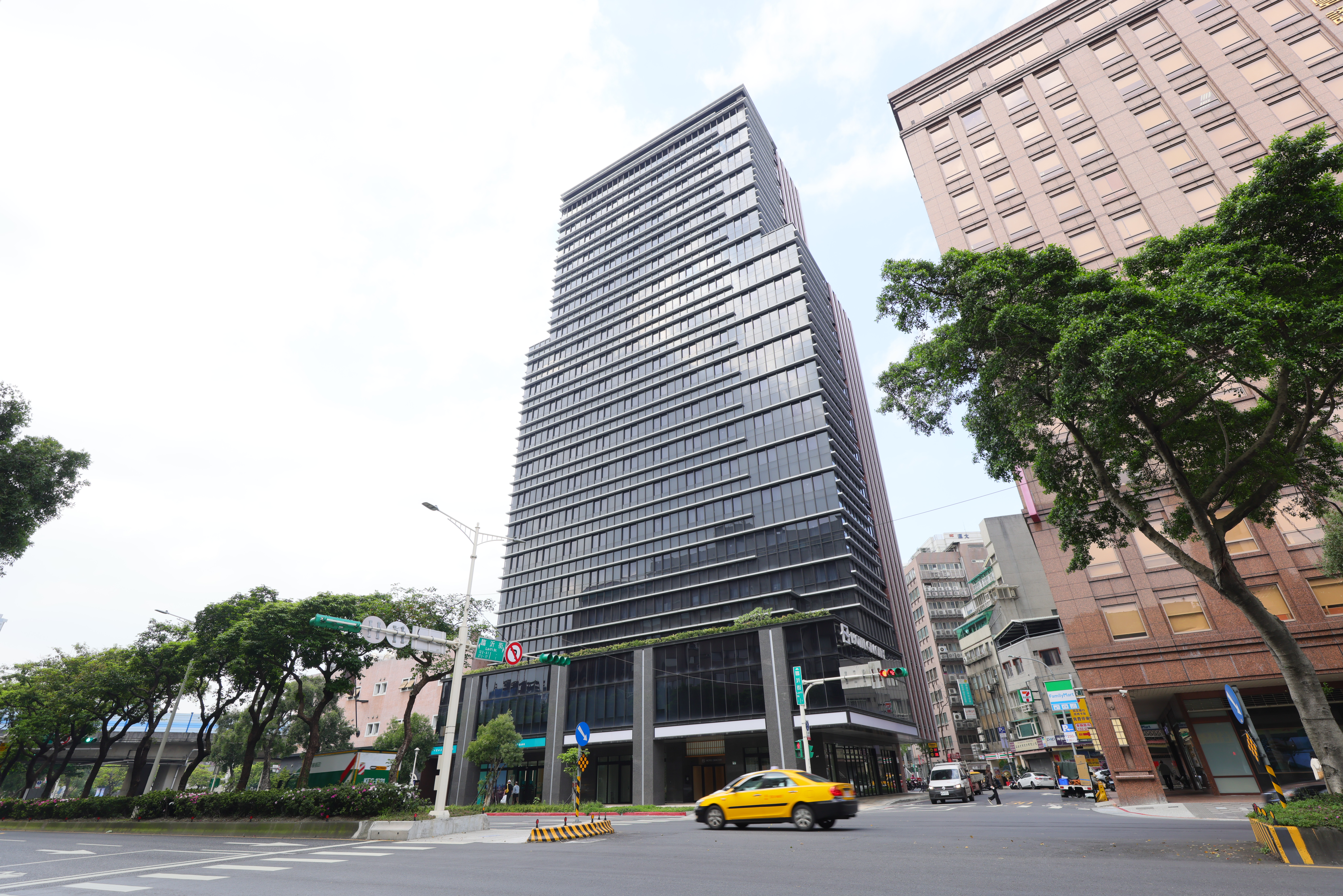 格拉斯麗台北飯店外型建築以黑色帷幕為主，座落在台北捷運忠孝新生站附近。
