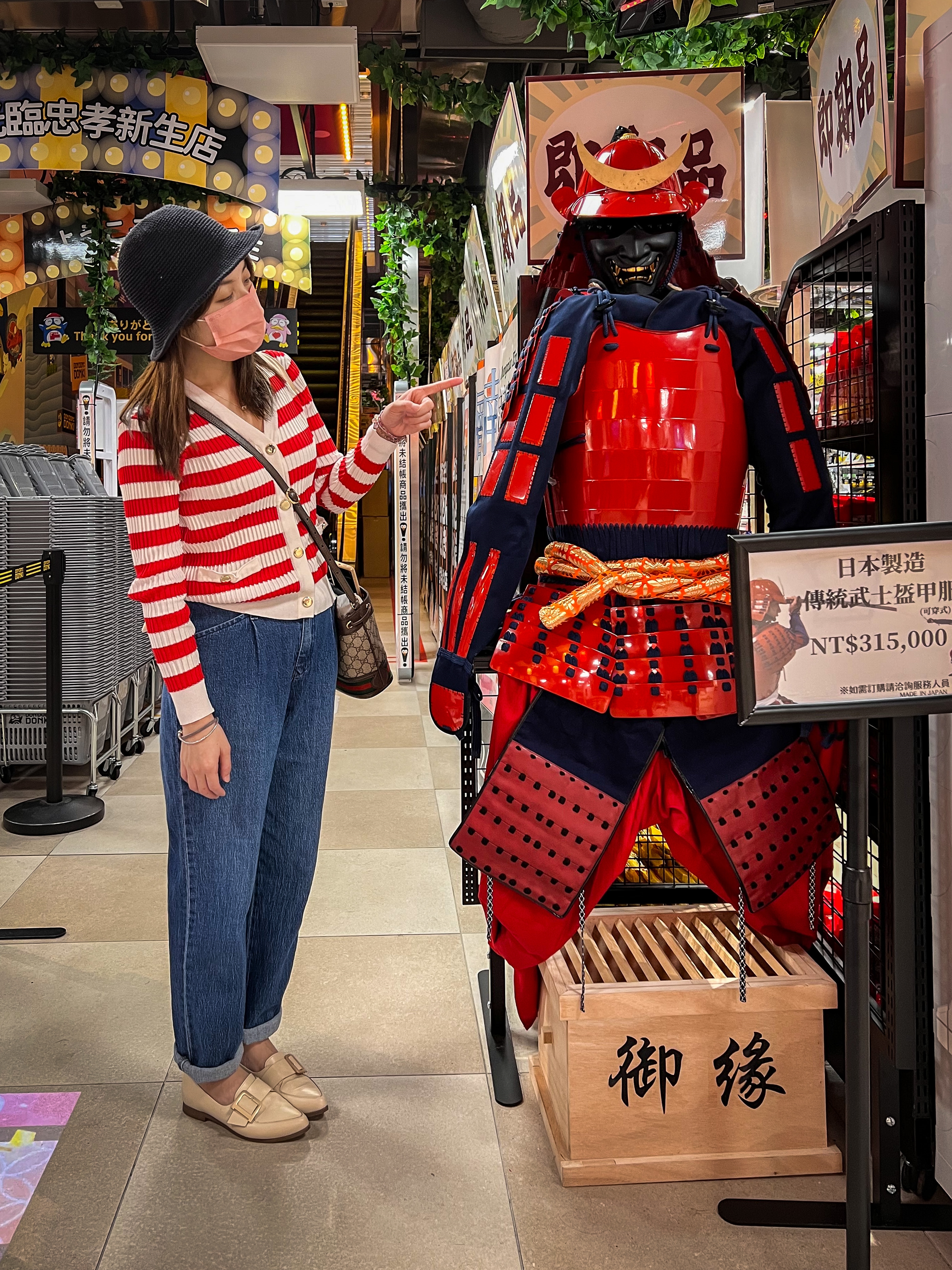 日本製造的武士盔甲也在DON DON DONKI。