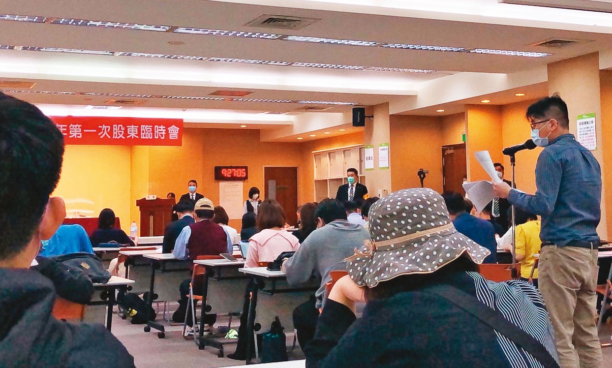 15日亞太電信召開臨時股東會，通過與遠傳合併案，不滿換股比例的小股東頻頻上台發言砲轟。（讀者提供）
