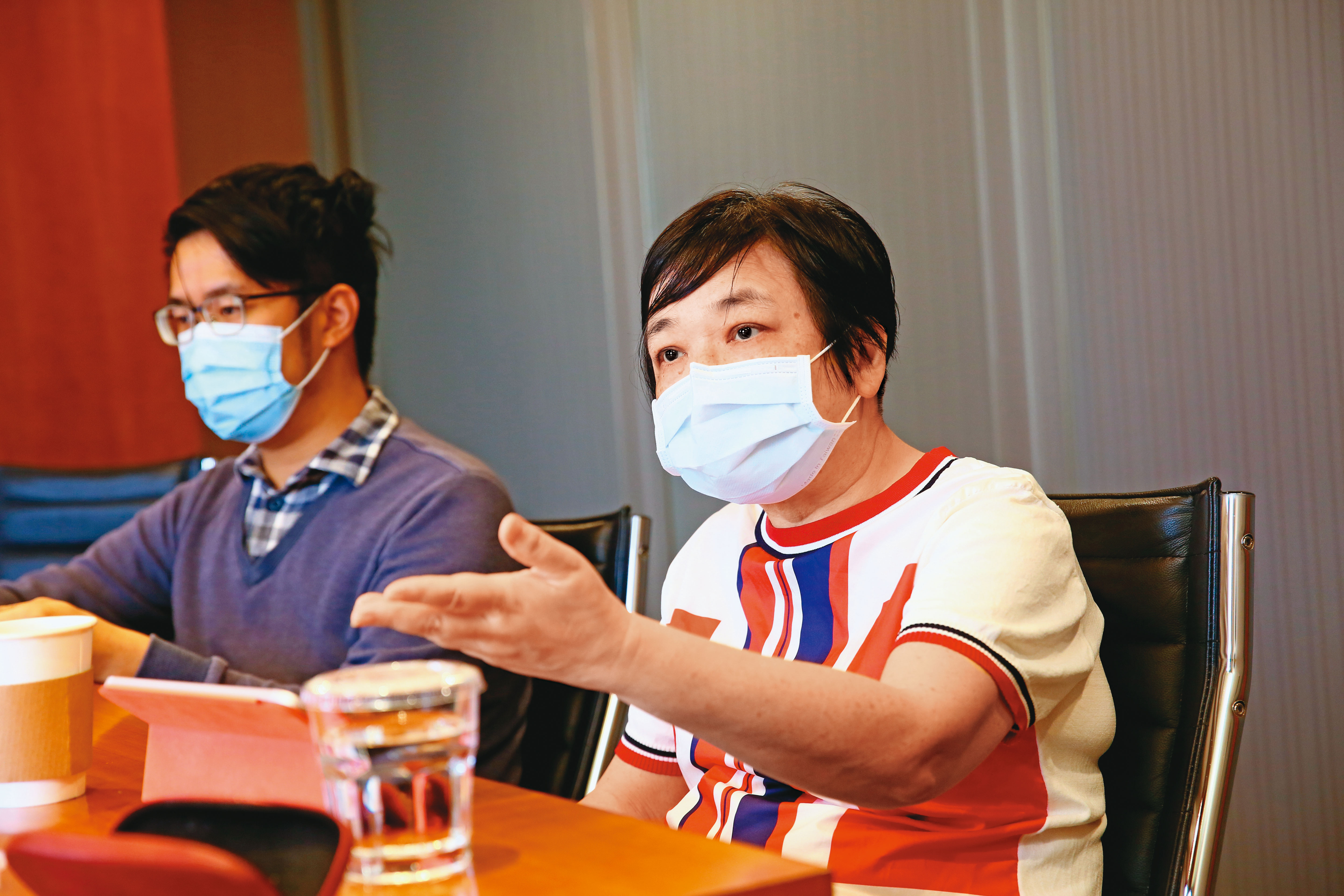 面對遠傳、亞太合併爭議，曾參與《公司法》修法的權威教授方嘉麟（右）也站出來發聲。