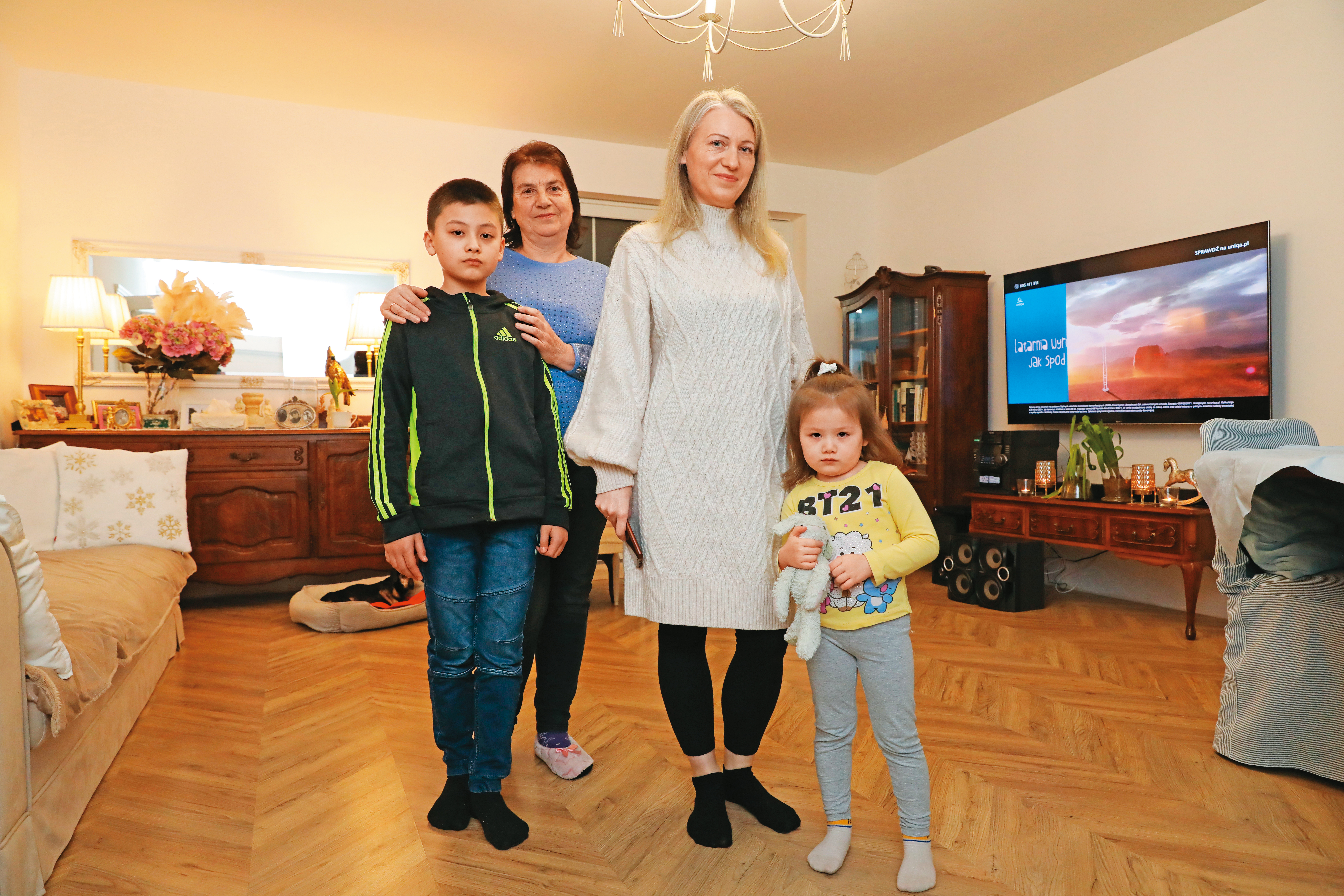 娜莉雅（右2）帶著媽媽蒂娜（左2）、一對兒女大衛（左1）、黛安娜（右1）一起逃亡，得以暫時在波蘭安頓。