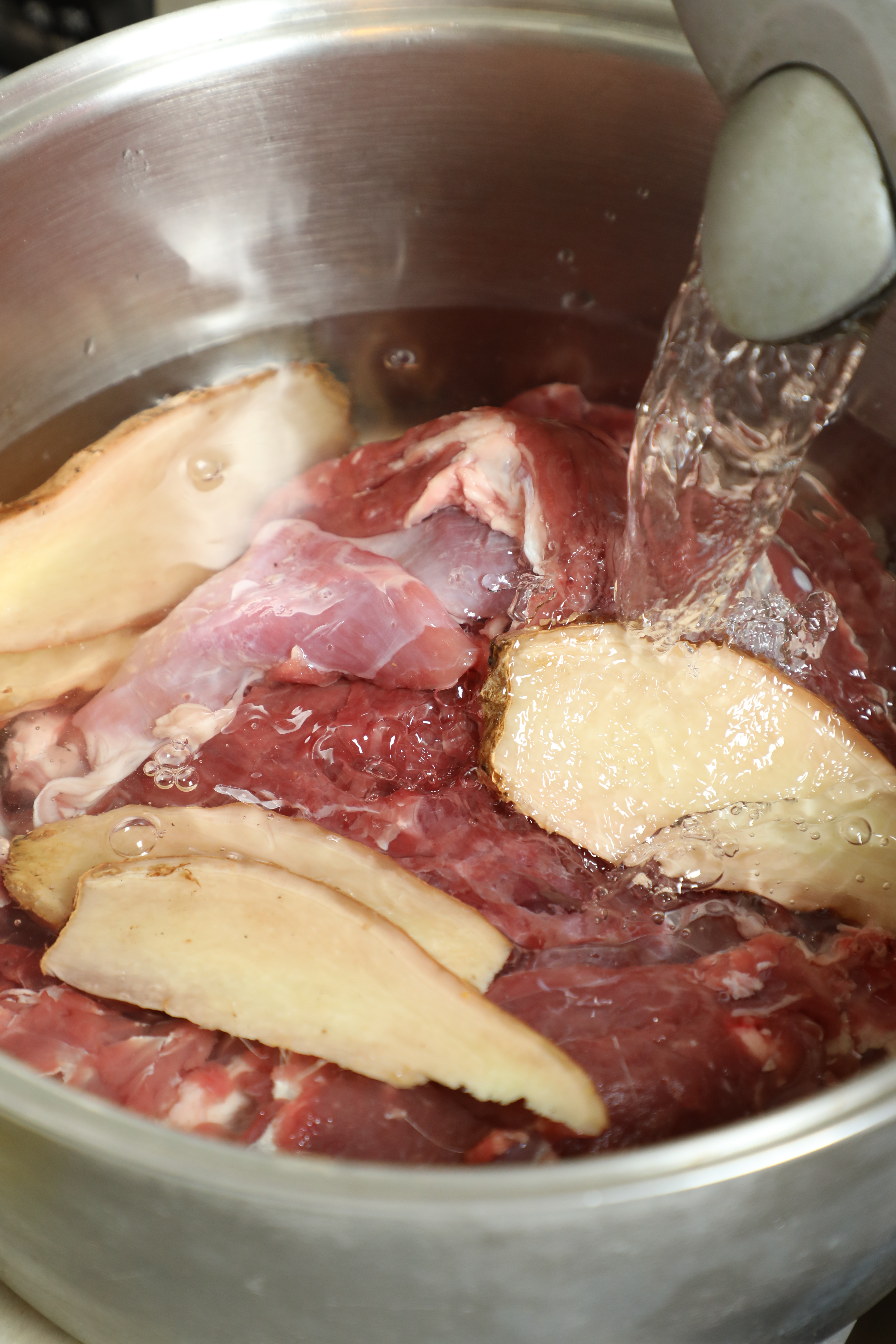 清水蓋過羊肉。