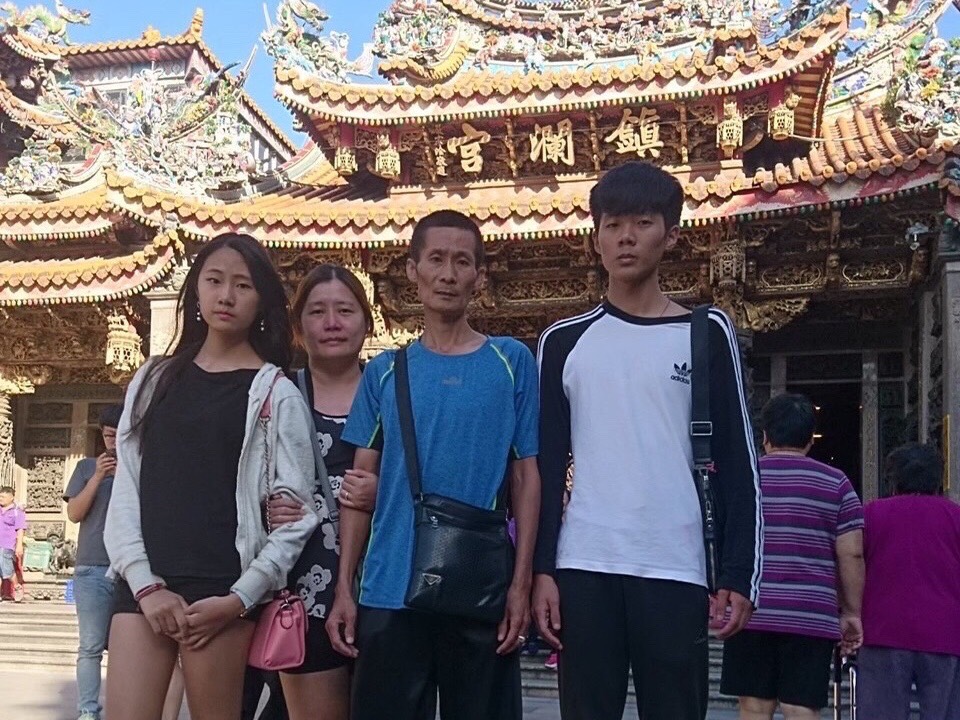 板橋分局沙崙派出所巡佐高文正(右2)，因肝衰竭於16日辭世，警方籲請各界踴躍捐款，協助家屬度過難關。（板橋分局提供）