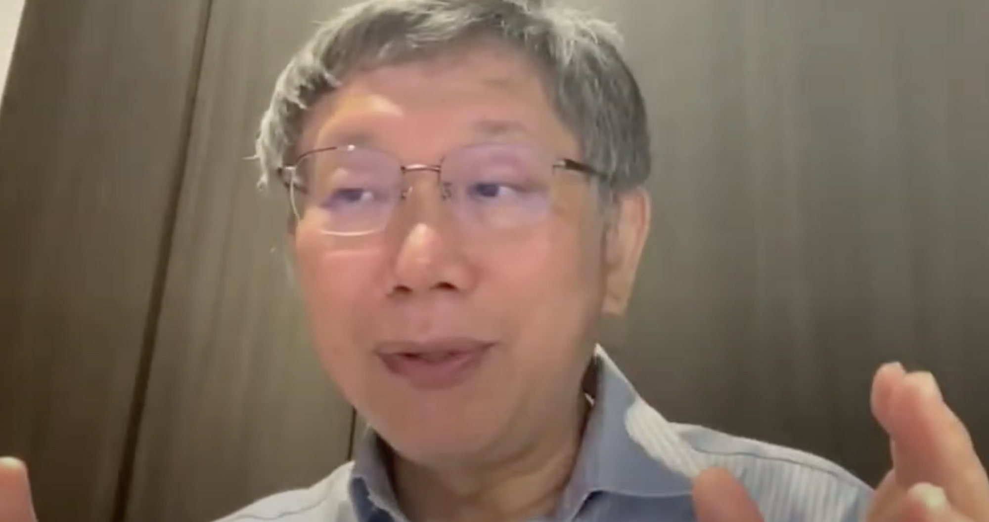 台北市長柯文哲因接觸確診者，進行居家隔離並線上主持疫情記者會。（翻攝柯文哲臉書）