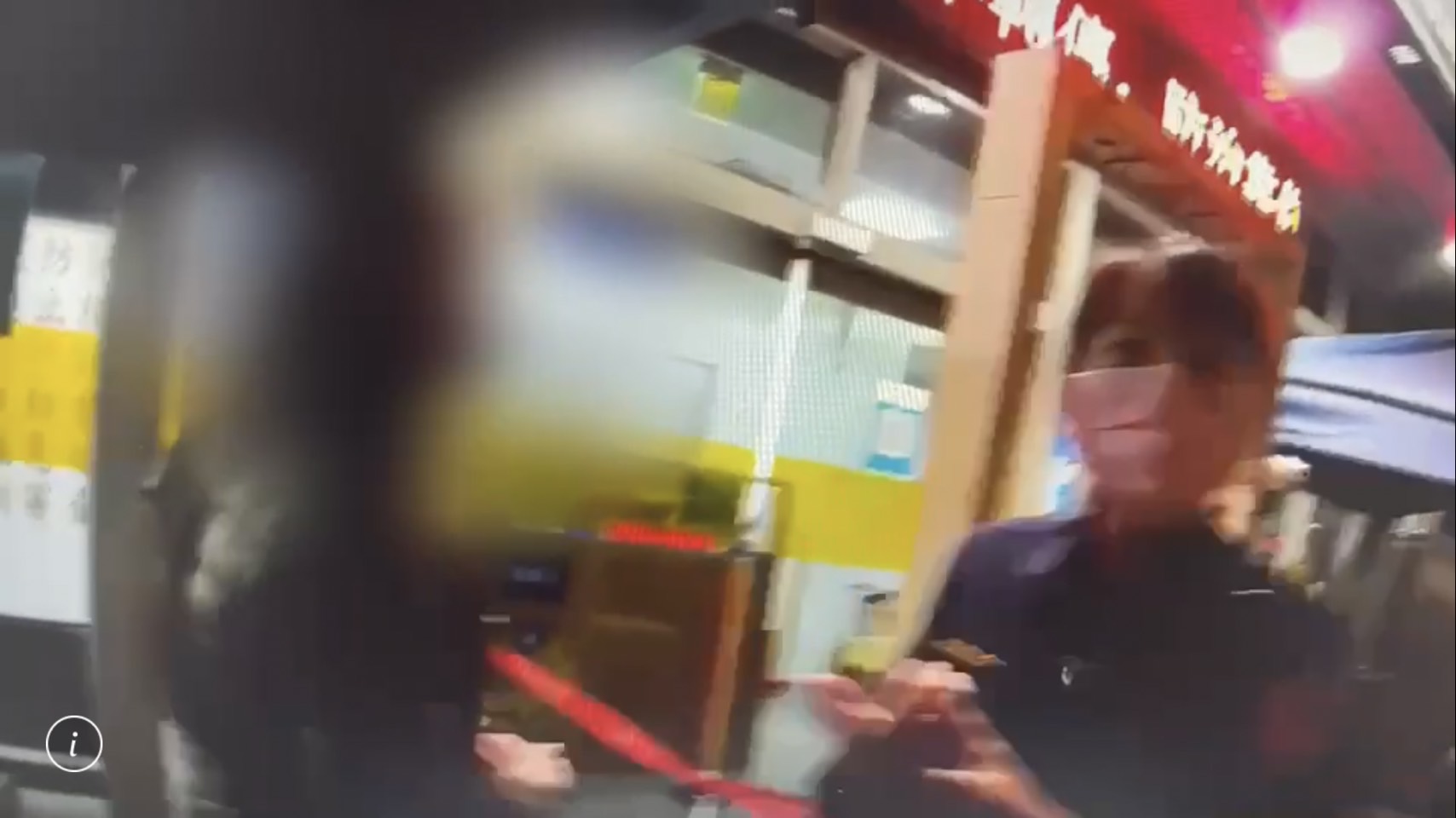 張女（左）不滿賣淫遭裁罰，到派出所前咆哮怒罵警方。（翻攝畫面）