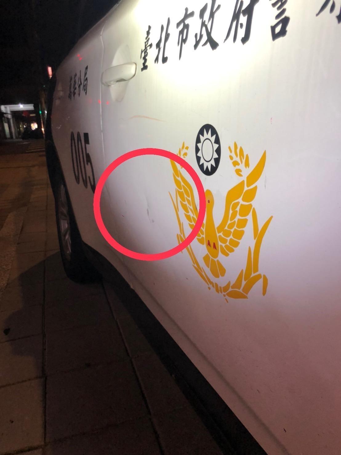 警車遭踹造成車門凹損。（翻攝畫面）
