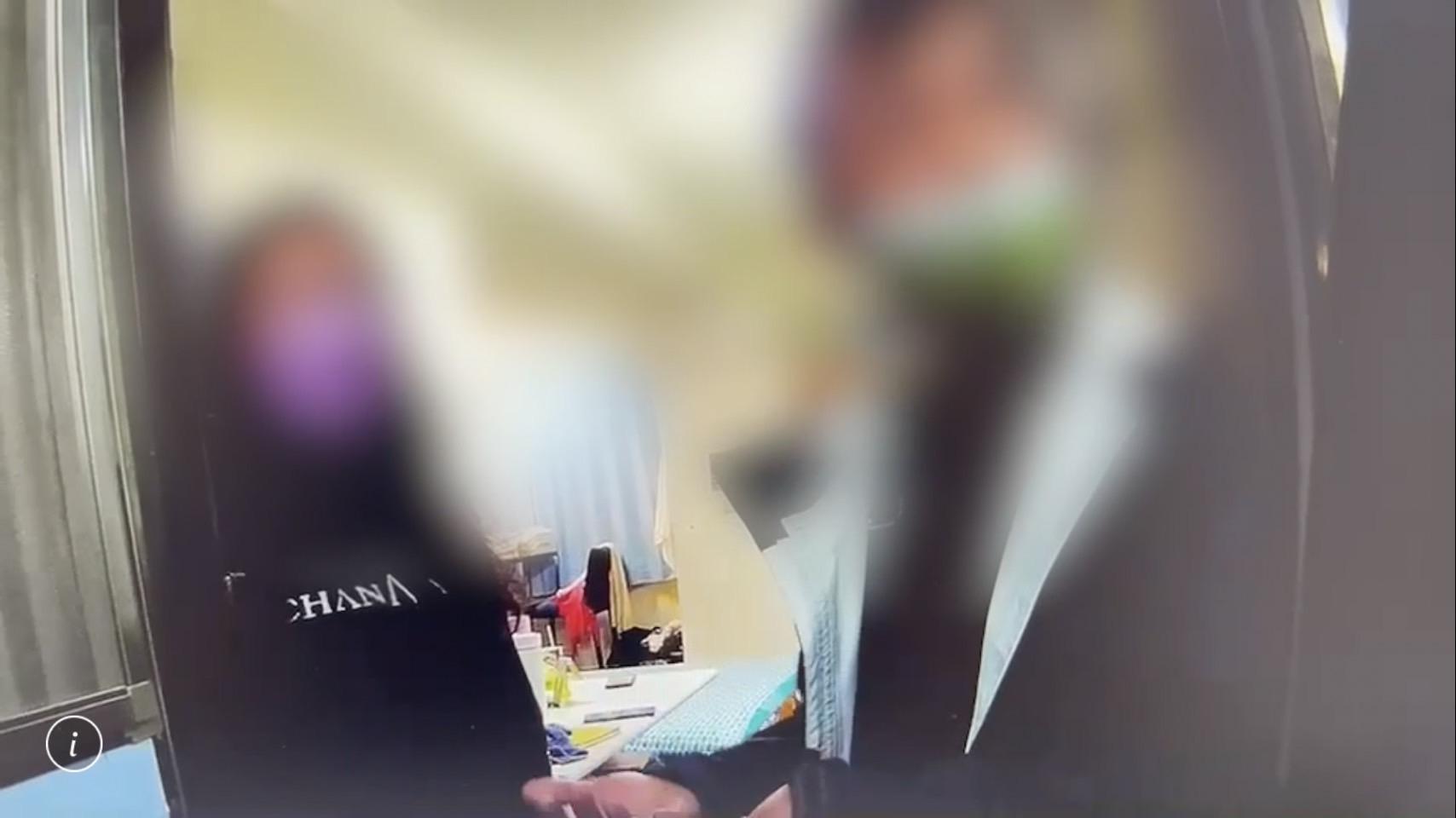 張女（左）與陳男為了罰鍰問題發生爭執。（翻攝畫面）