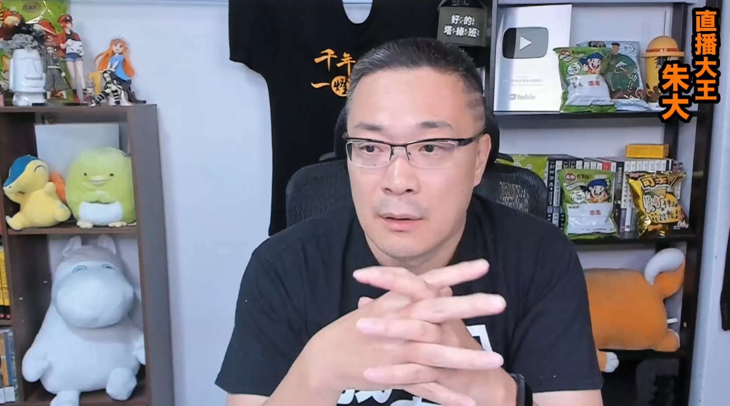 朱學恒在直播中宣布取消本週所有通告，在家陪伴可能被匡列的兒子。（翻攝自朱學恒的阿宅萬事通事務所臉書）