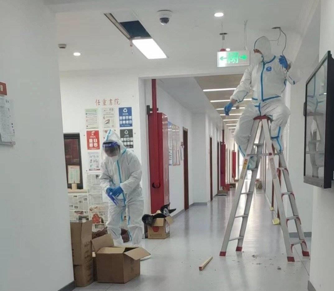 復旦大學在女生浴室門口安裝監控器,引發學生強烈反對。(翻攝豆豆醬有點閒微博)