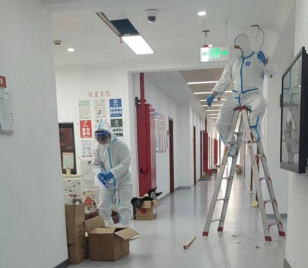 復旦大學在女生浴室門口安裝監控器，引發學生強烈反對。（翻攝豆豆醬有點閒微博）