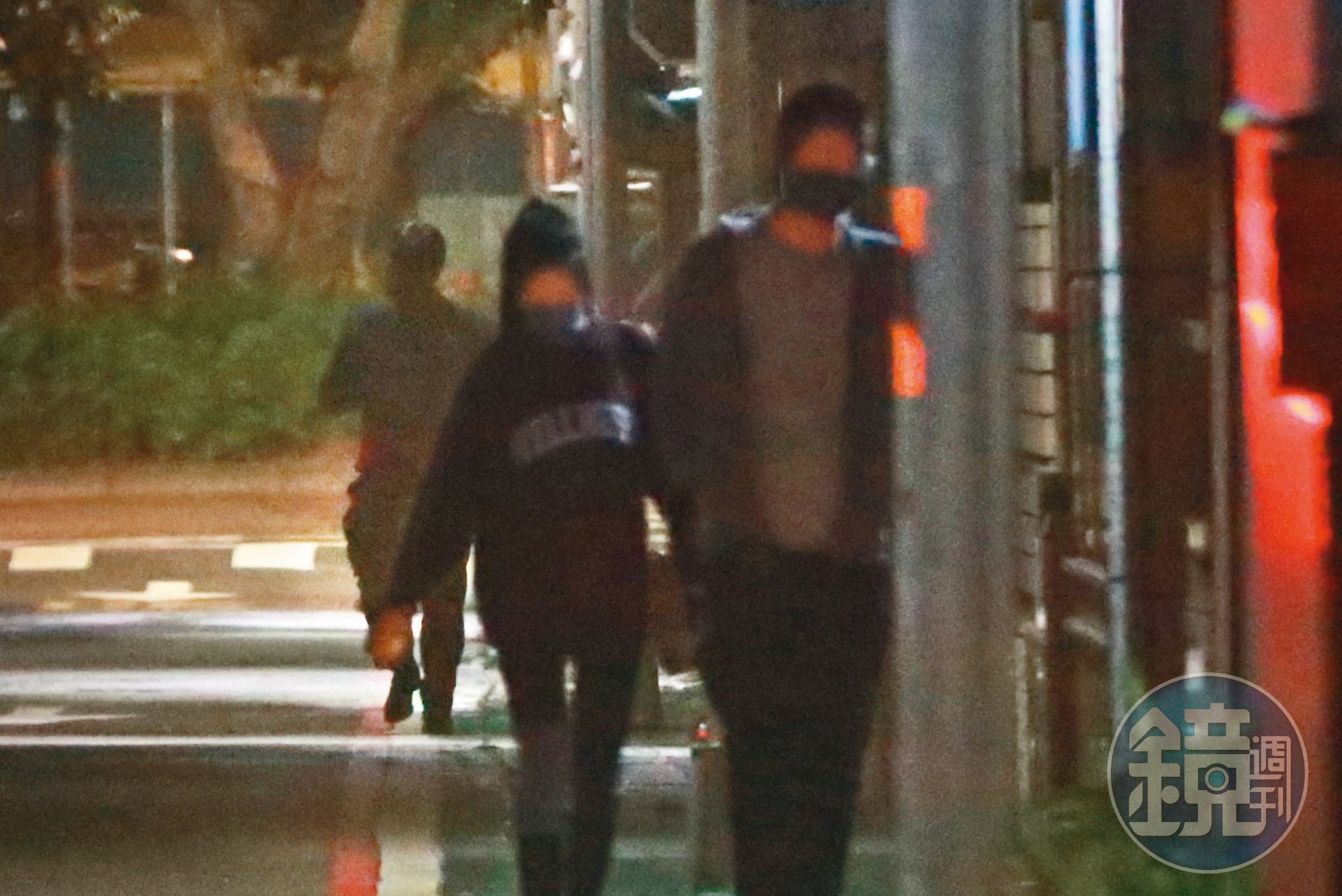 4/15 00：11 跟友人們聚餐結束，孫瑩瑩（左）離開時候也有保時捷男（右）作陪，不過當時是搭多元計程車。