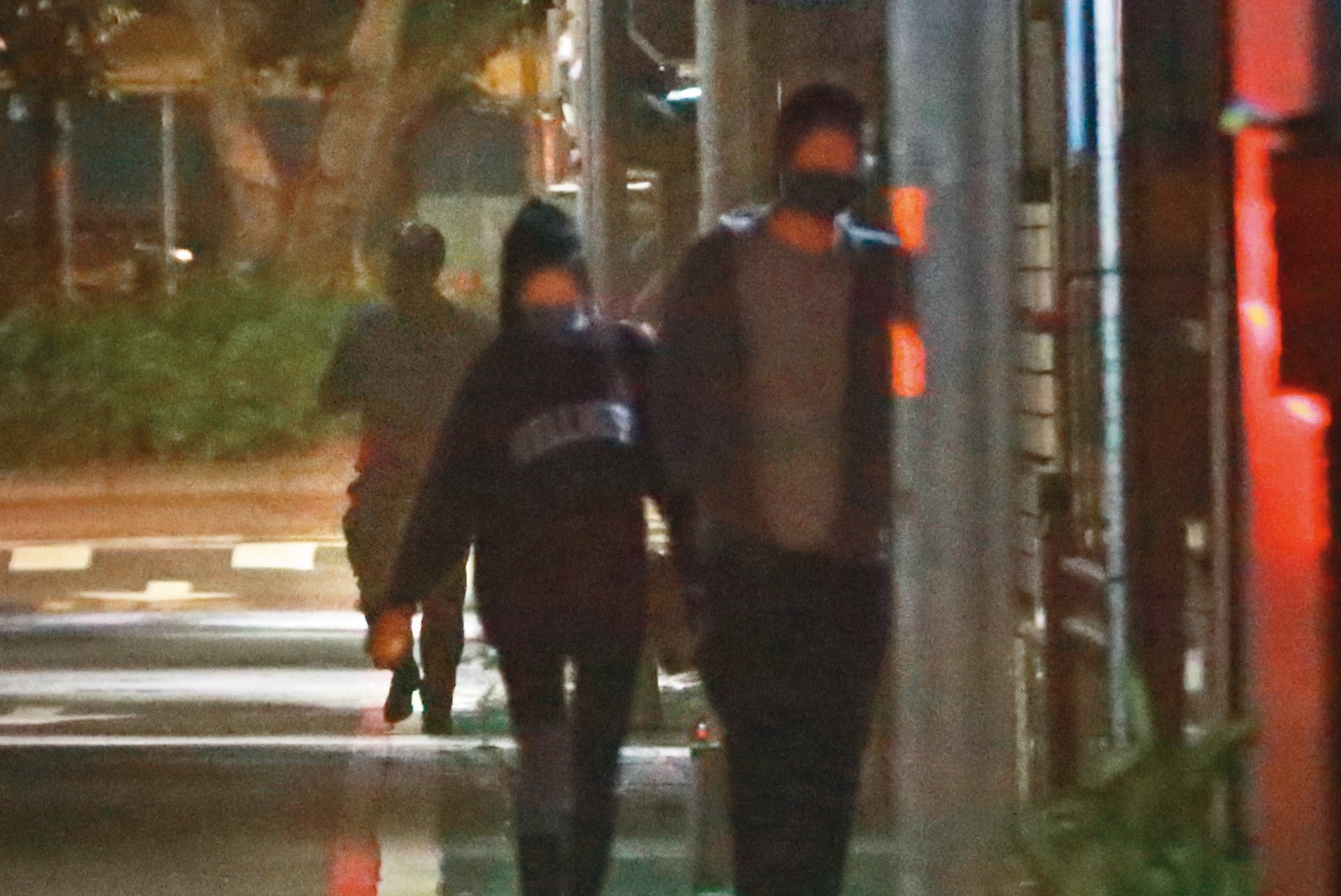 4/15 00：11 跟友人們聚餐結束，孫瑩瑩（左）離開時候也有保時捷男（右）作陪，不過當時是搭多元計程車。