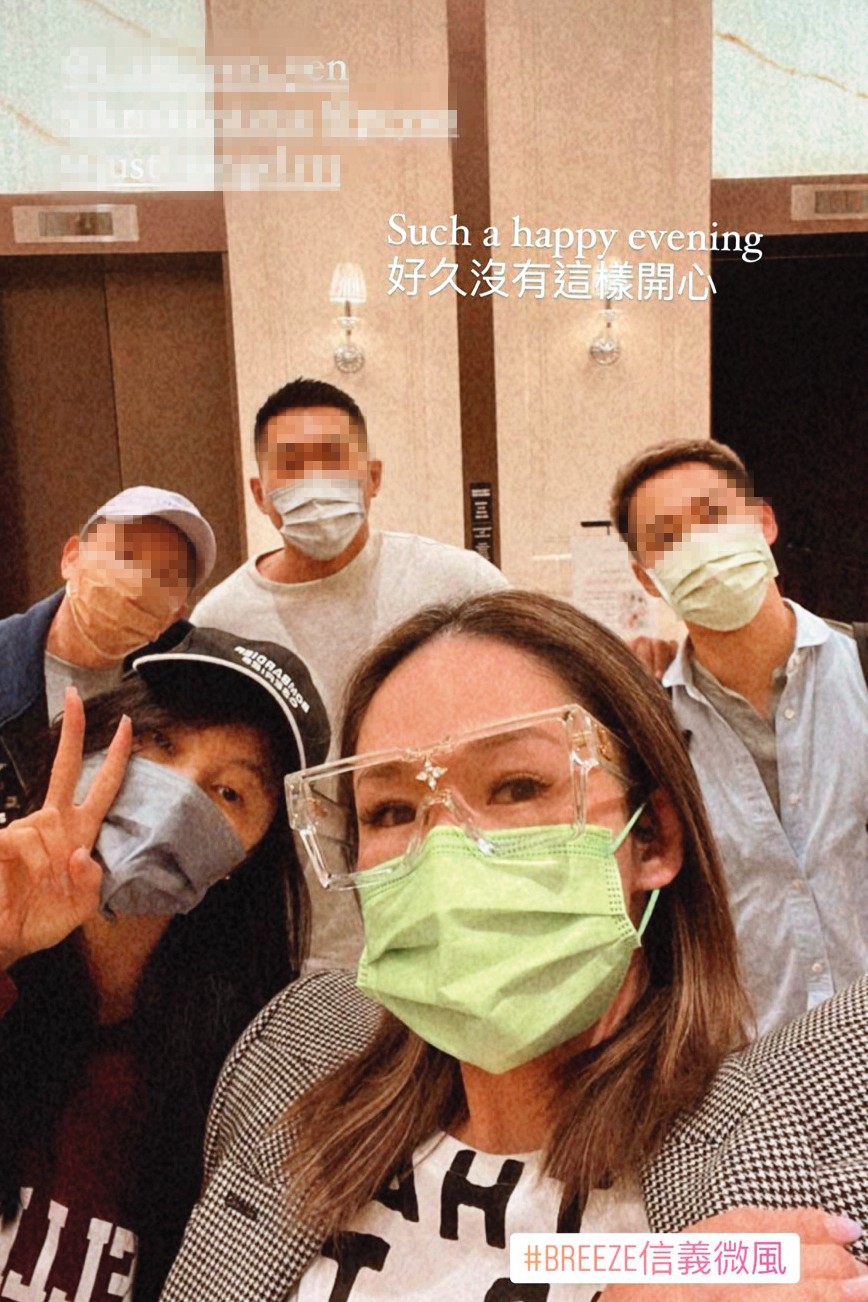 聚會有男有女，不過孫瑩瑩（前排左）與眾人合影時不見男友蹤跡。（翻攝自蕭亞軒IG）