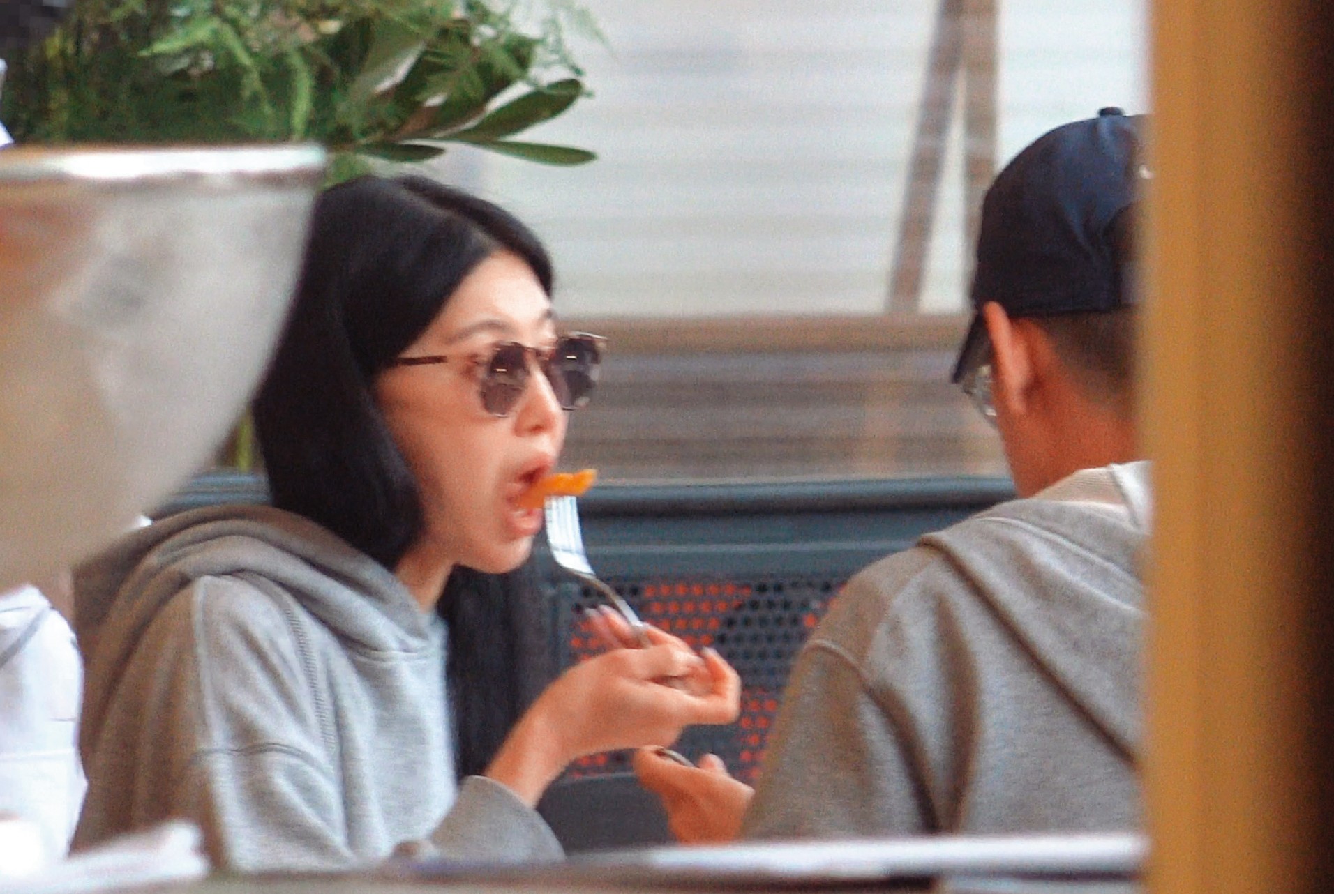 4/15 15：36 在男友的面前，孫瑩瑩都是大口吃飯，沒有在講究一些細節。