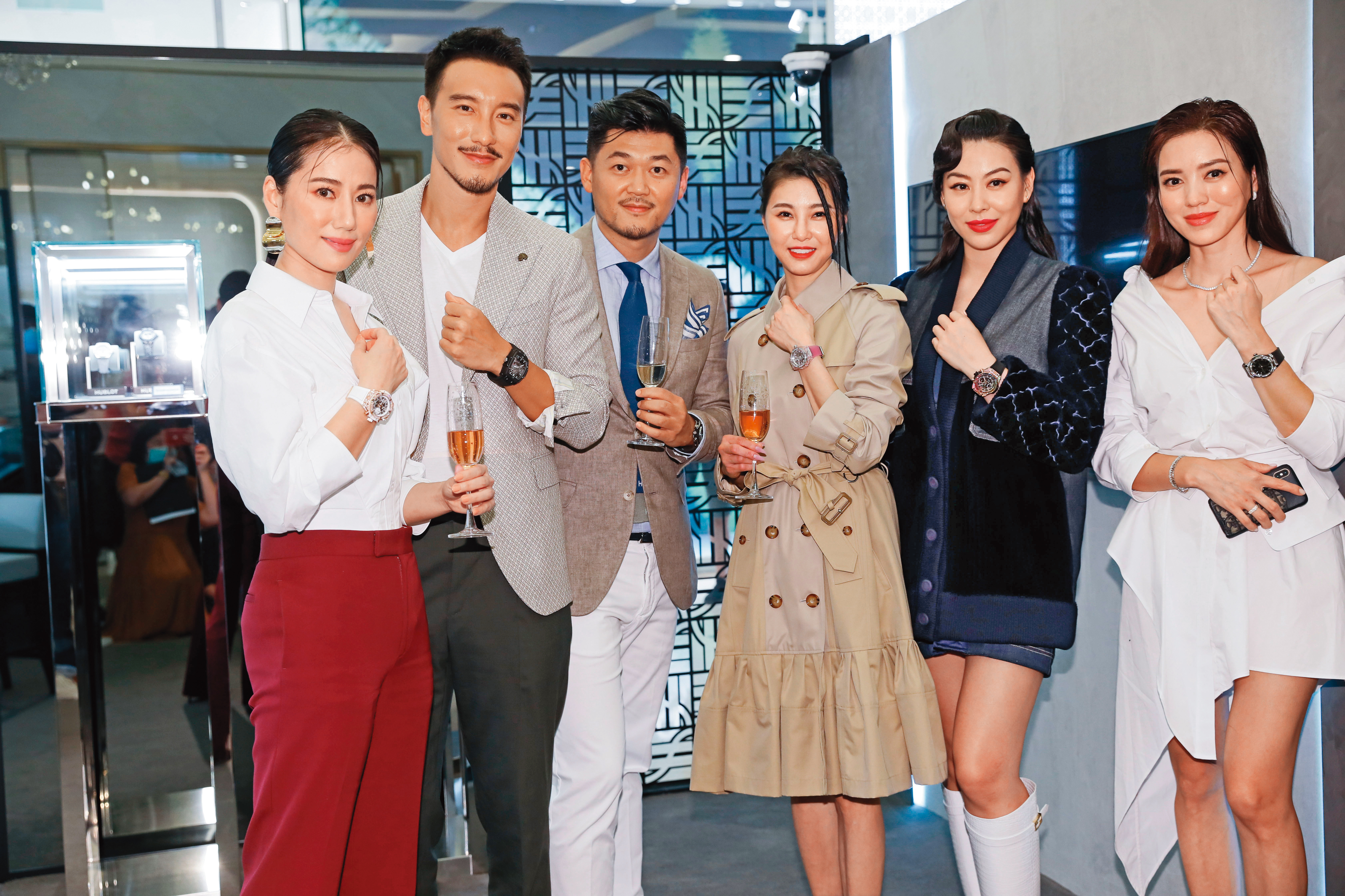 孫瑩瑩（右三）以名媛身分出席不少時尚活動，她也是娛樂新聞報導名流私事的代表對象之一。左起盧南君、王陽明、奚瑋、蔡詩芸、林牧潔。（翻攝自孫瑩瑩IG）