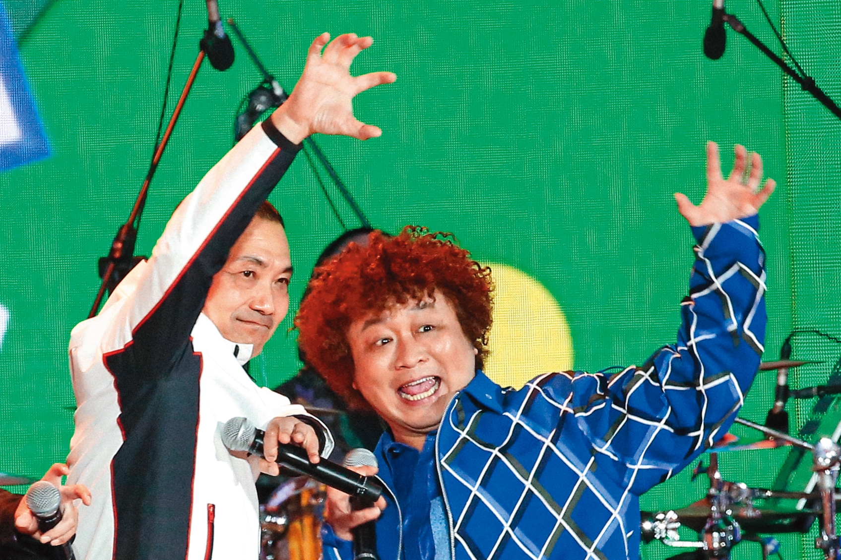 納豆（右）去年接下新北歡樂耶誕城主持棒，與表舅、新北市長侯友宜（左）同台。