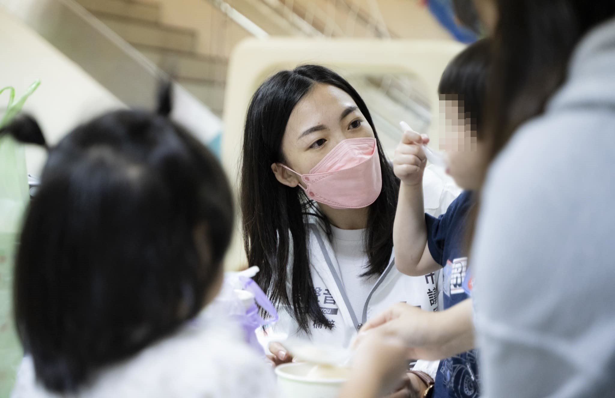 指揮中心開放6至11歲兒童施打半劑莫德納疫苗，身為人母的國民黨發言人白喬茵在臉書提出質疑。（翻攝自白喬茵 高雄新聲音臉書）