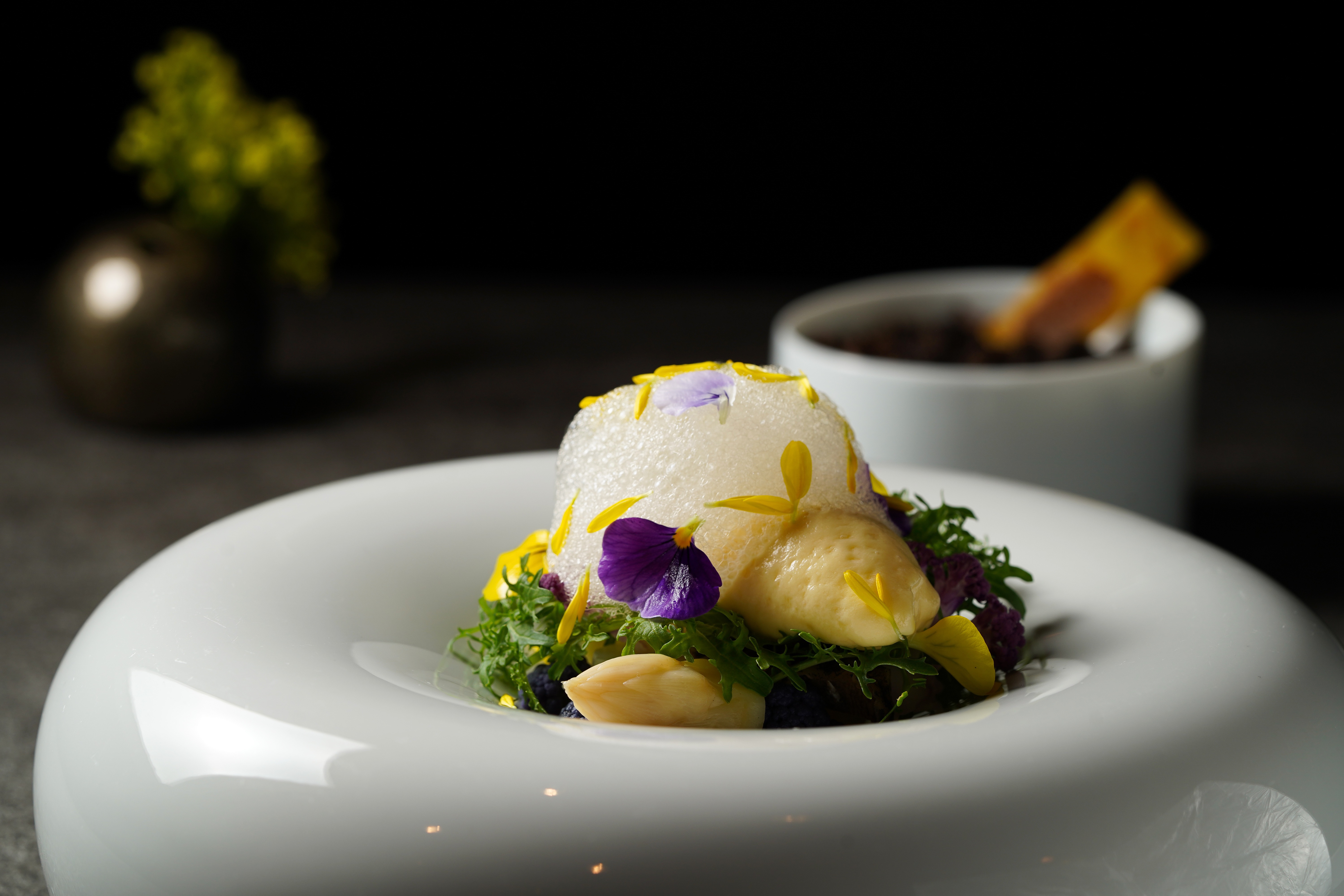 宛如春日花園的「蘆筍・螺・沙巴庸」，帶奶香的普洱茶泡沫，柔和了螺肉的嚼勁。