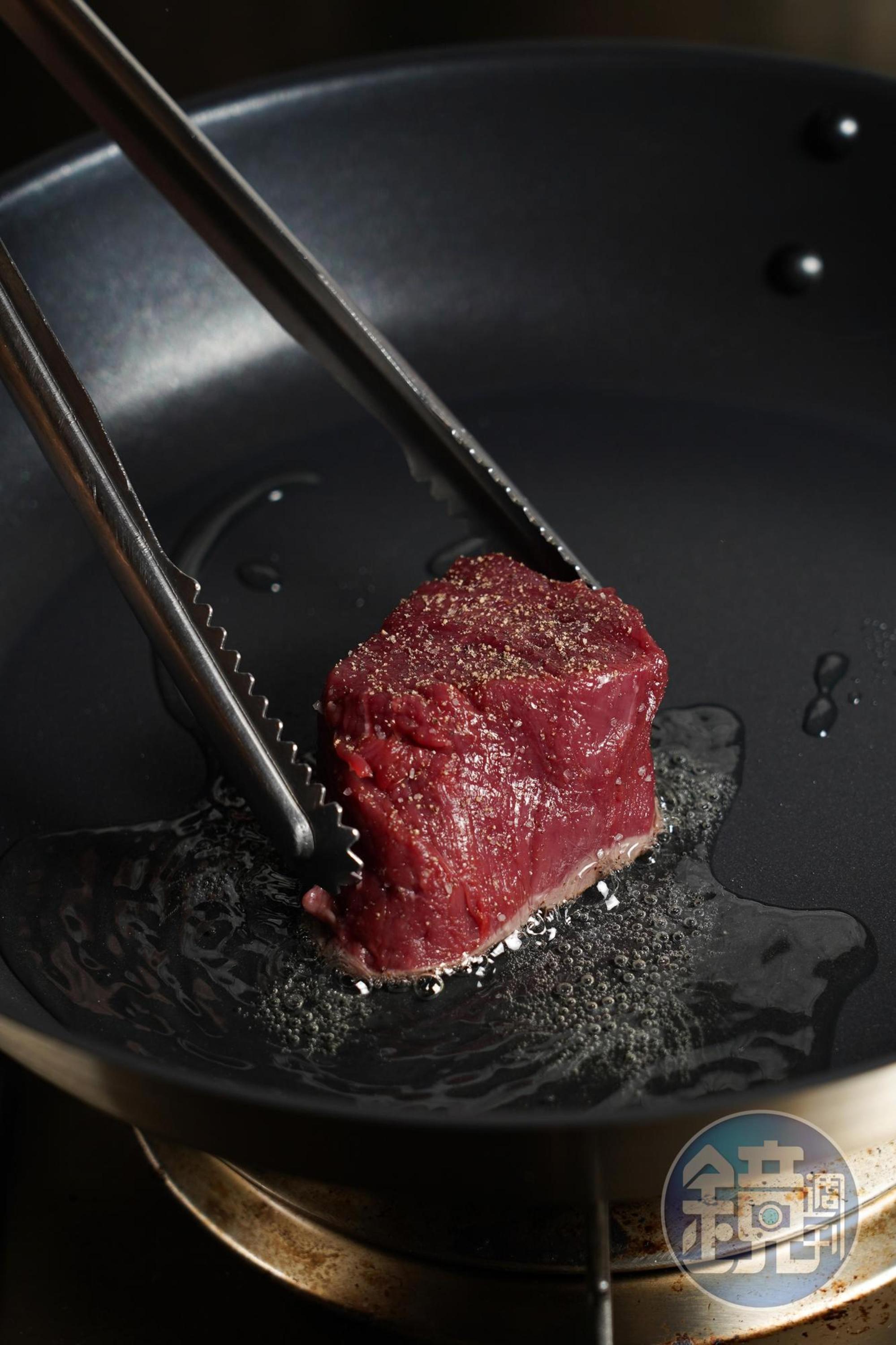 鹿肉香煎時發出的呲呲聲,非常撩人。
