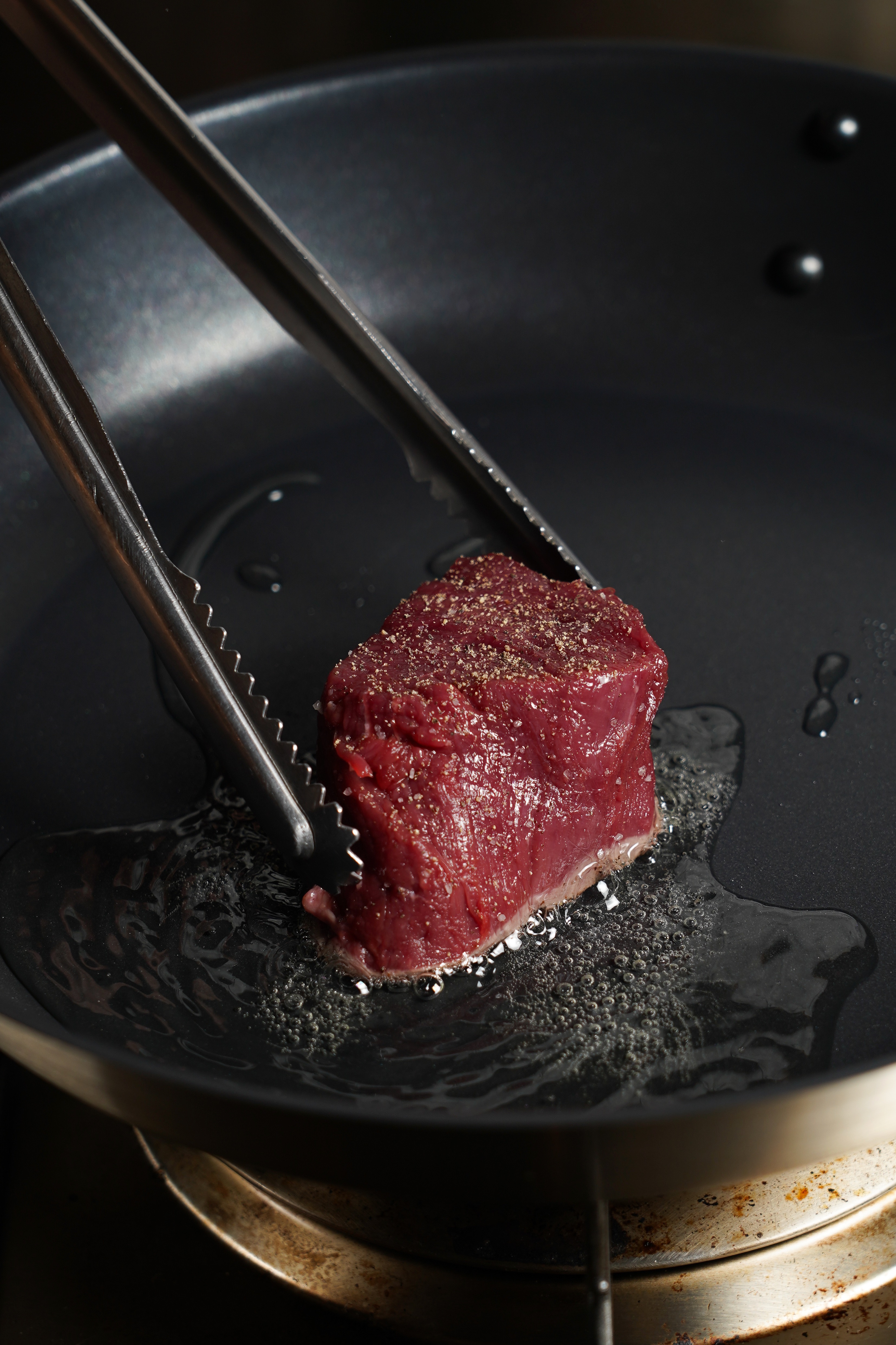 鹿肉香煎時發出的呲呲聲,非常撩人。