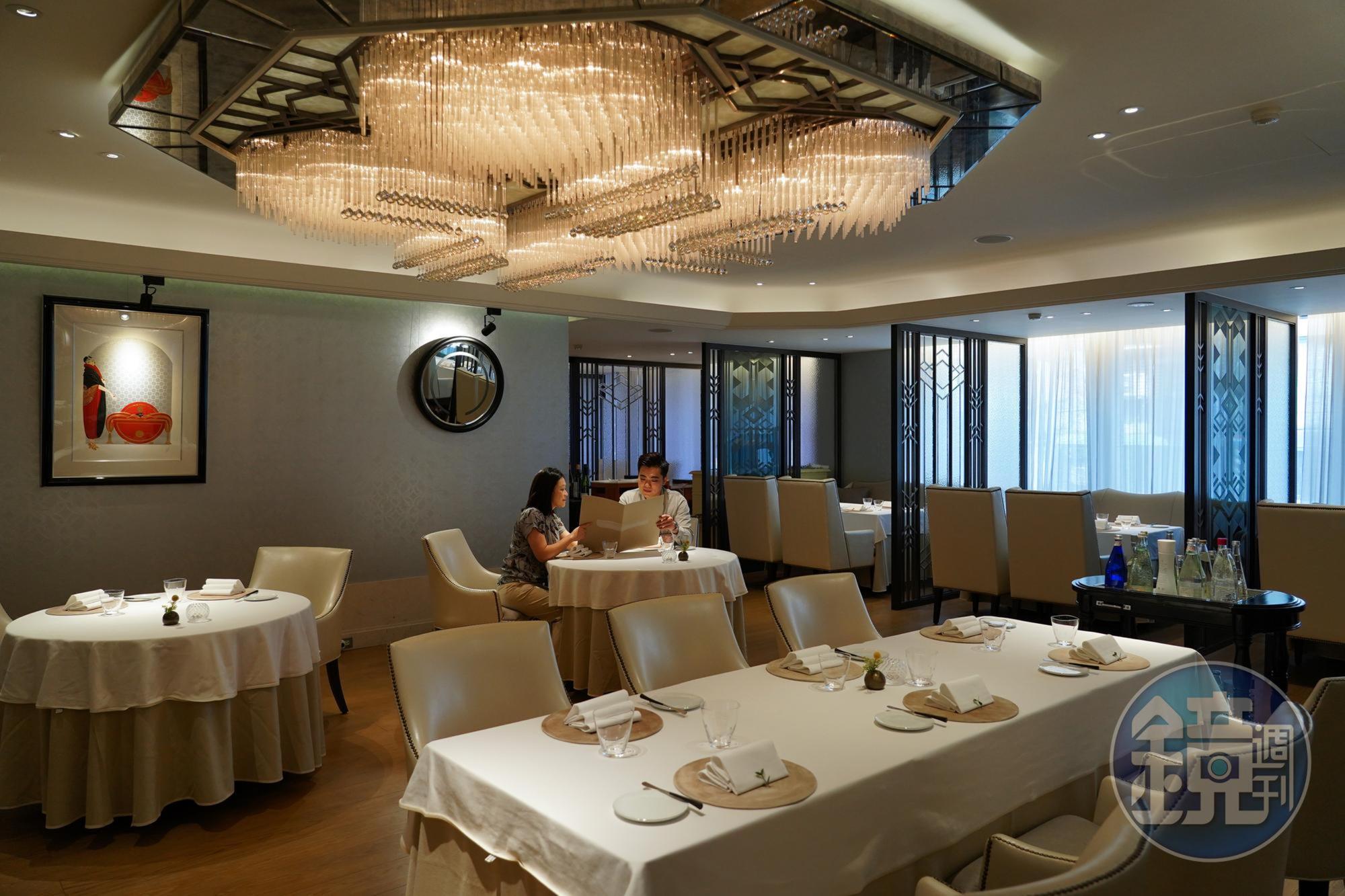 空間妝點華麗水晶燈,營造fine dining的雍容高雅,席間能充分感受法式料理的儀式感。