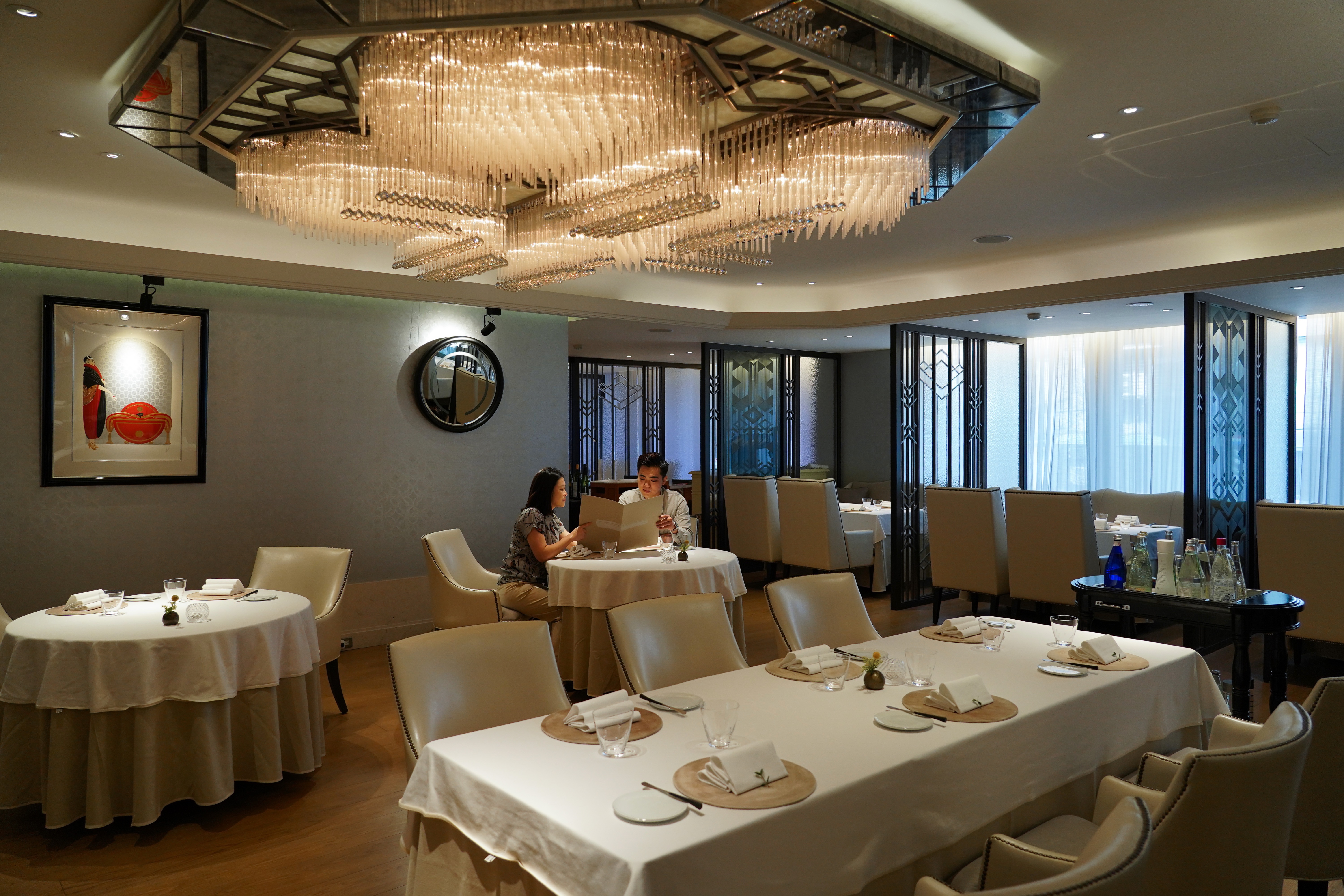 空間妝點華麗水晶燈,營造fine dining的雍容高雅,席間能充分感受法式料理的儀式感。