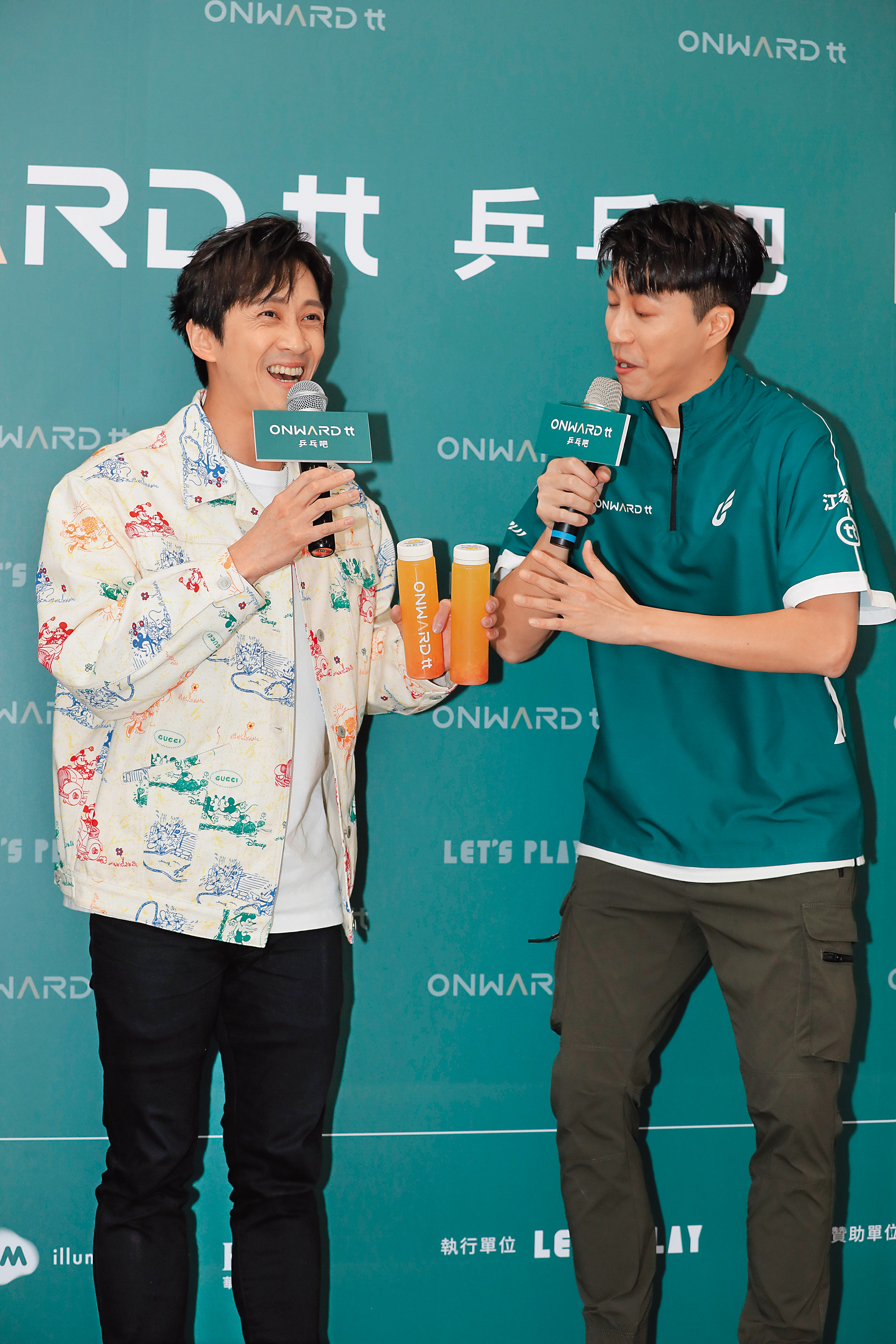 怎麼江宏傑（右）變得跟陳漢典（左）同個諧星fu？所謂「近墨者黑」，陳漢典你走開～（推）