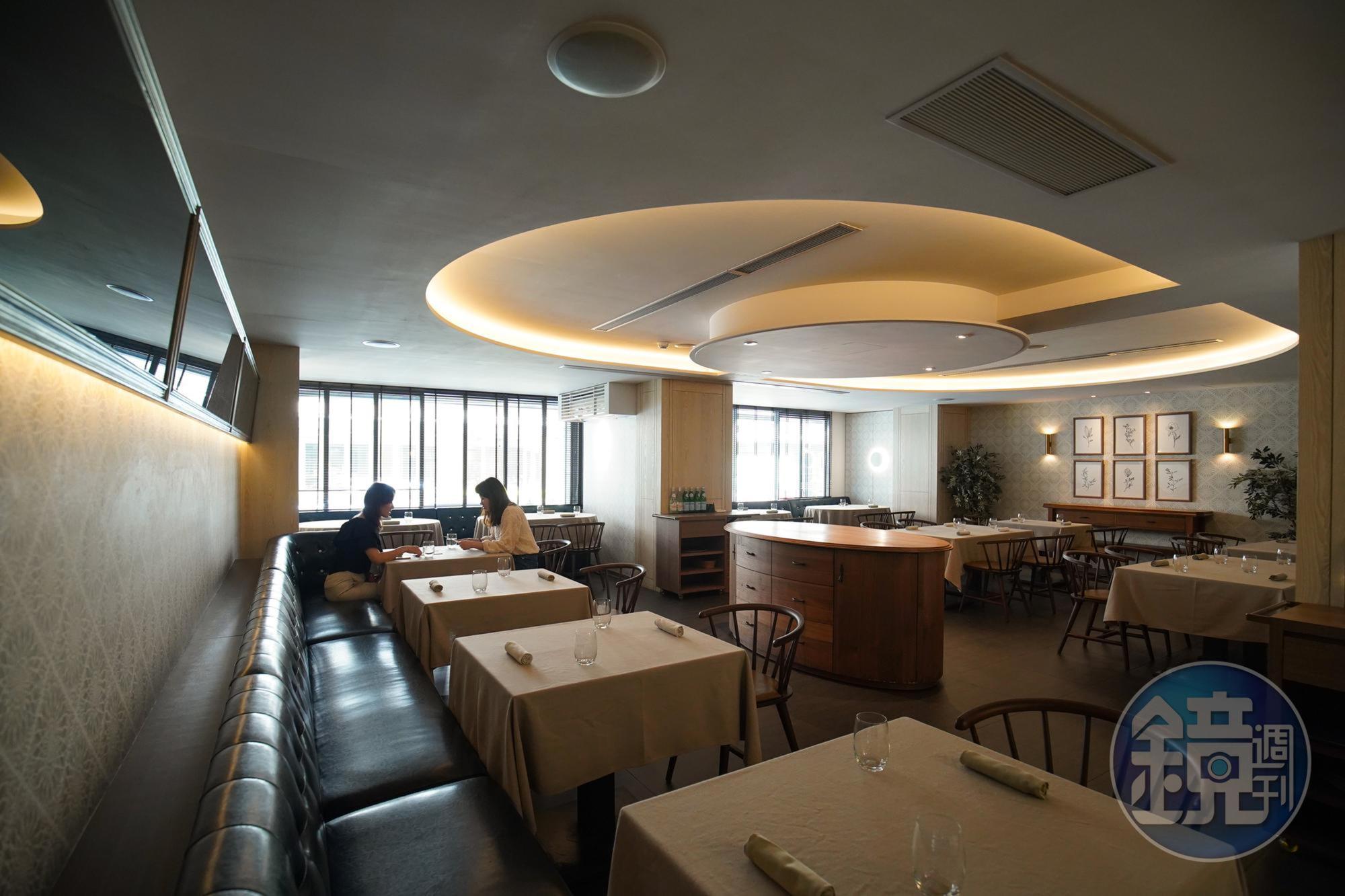 用餐區鋪上桌巾，移開原本擺在餐具櫃上的桌花，整體更顯明亮通透。