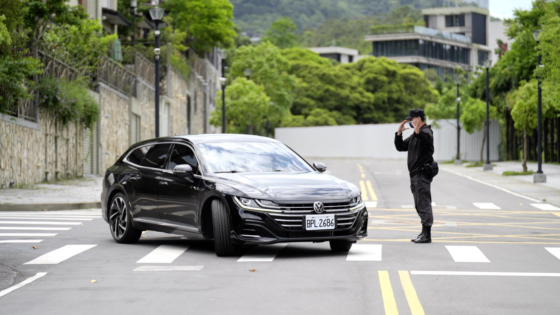 武裝哨站為民安全把關,無論人車出入,都會先進行詢問查核。