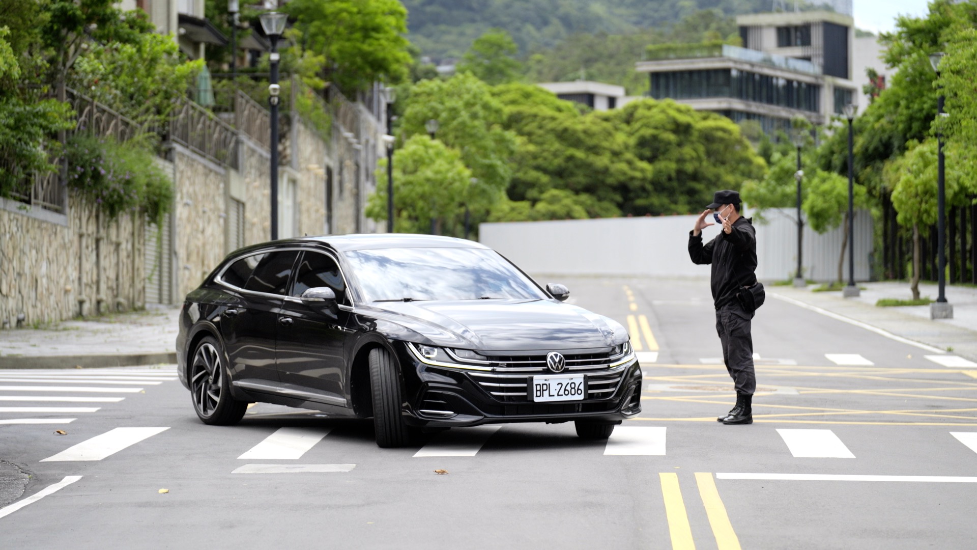 武裝哨站為民安全把關，無論人車出入，都會先進行詢問查核。