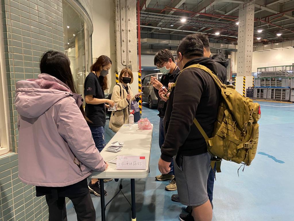 演唱會工作人員進行快篩。圖為4月8日工作人員進行快篩。(聲動娛樂提供)