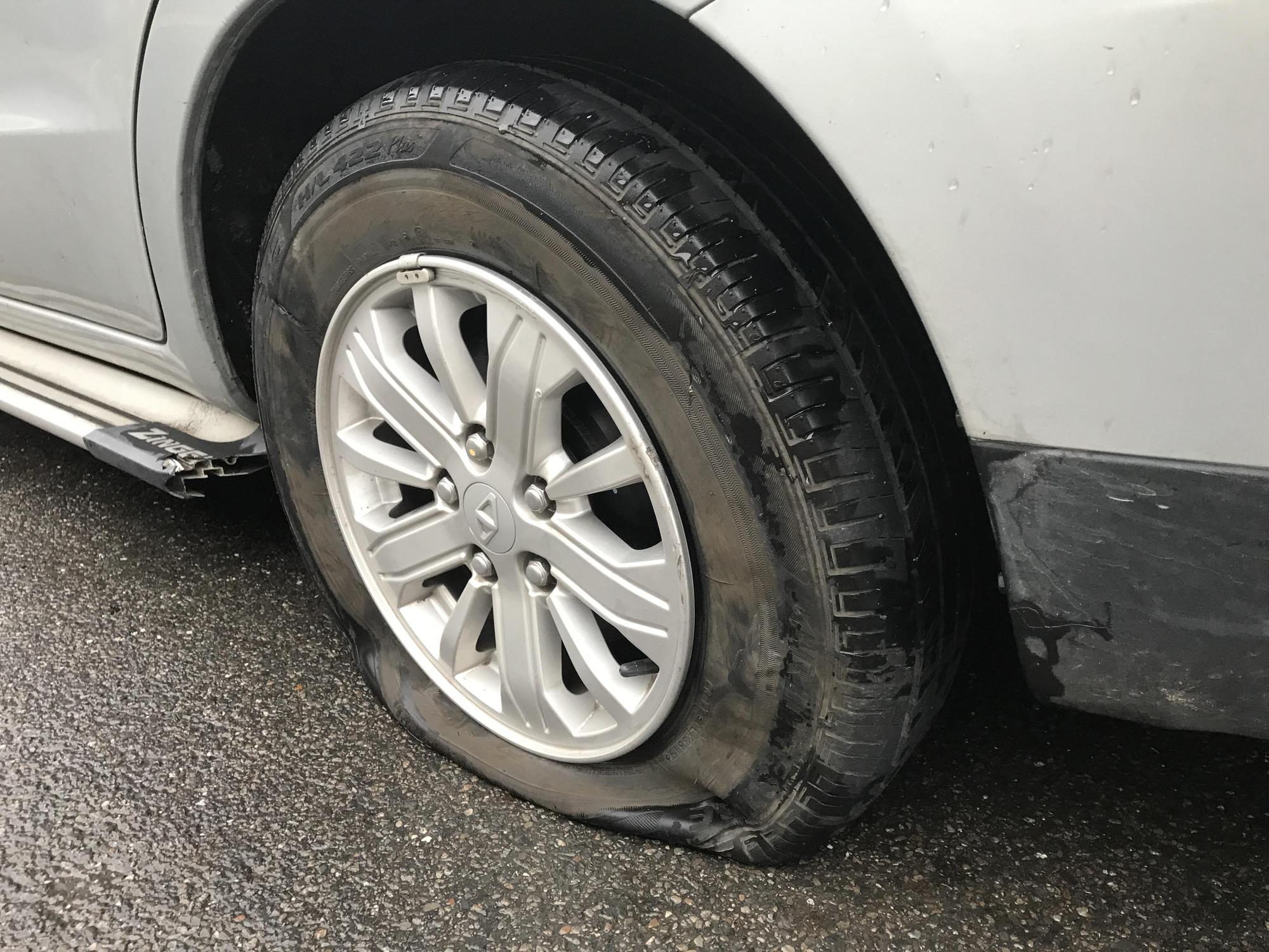 多部轎車行經該路段,輾壓過鋼筋造成爆胎。(翻攝畫面)