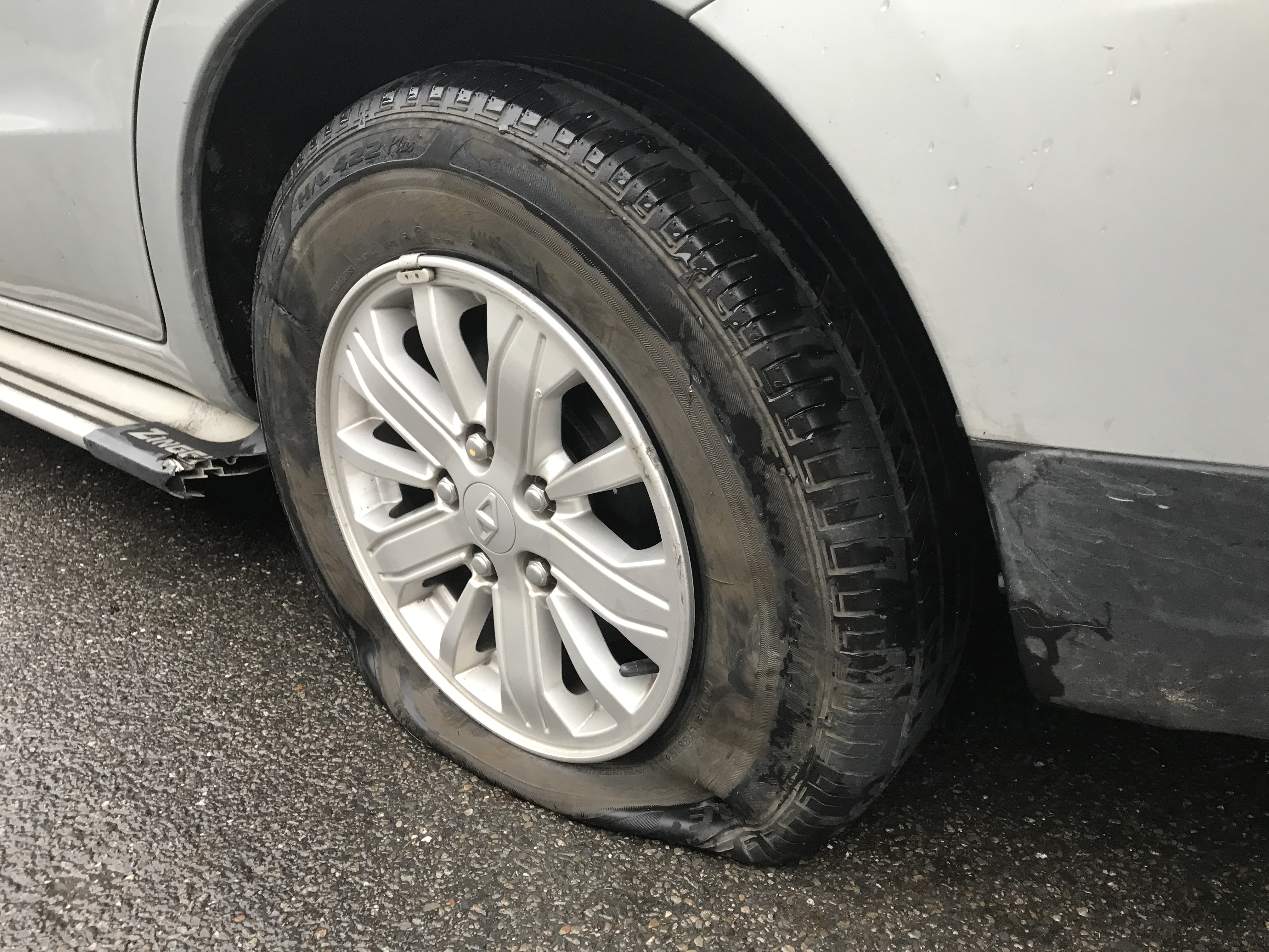 多部轎車行經該路段，輾壓過鋼筋造成爆胎。（翻攝畫面）