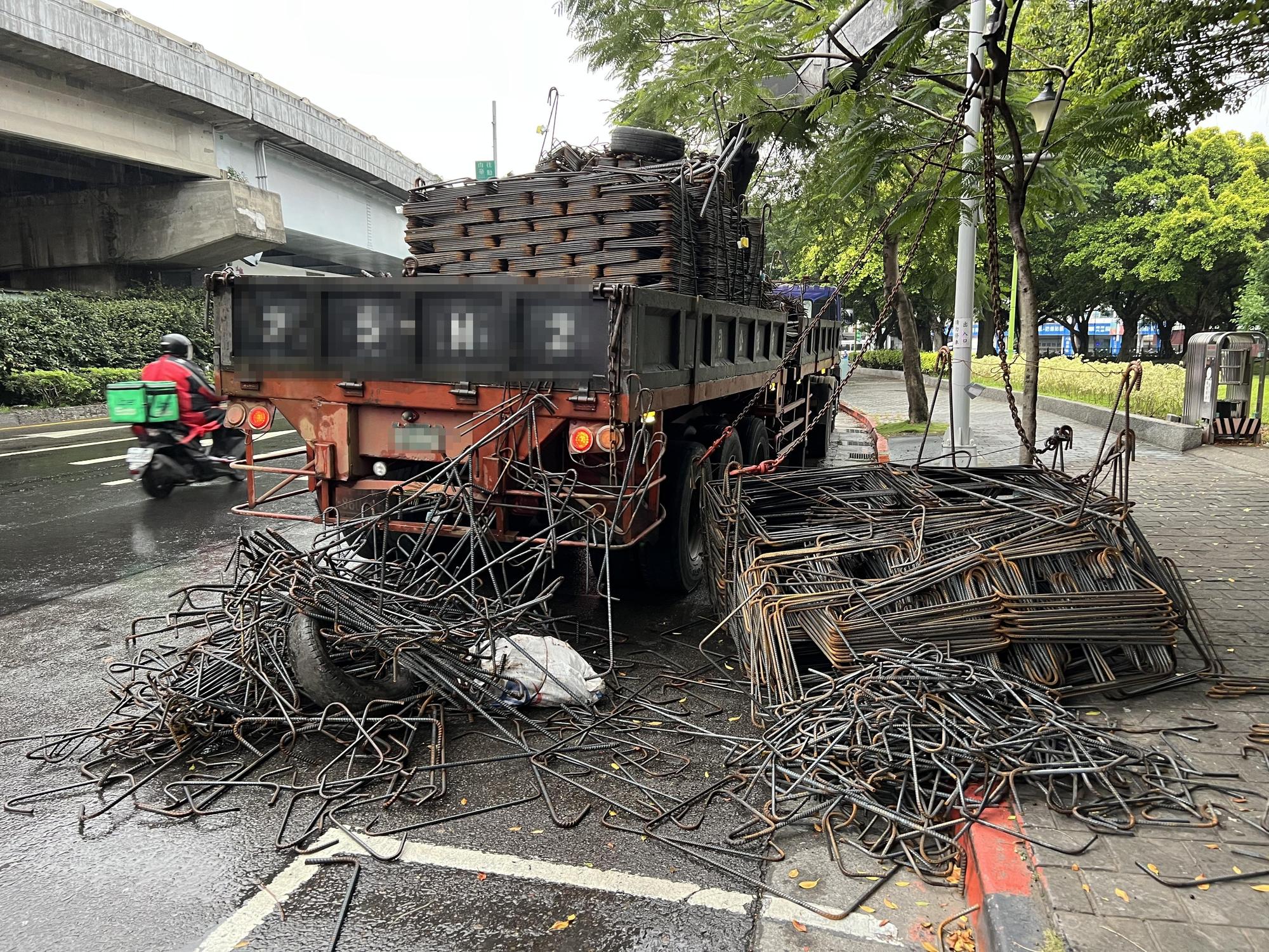 滿載鋼筋鐵條的聯結車,沿國道行駛一路掉落鋼筋釀禍。(翻攝畫面)