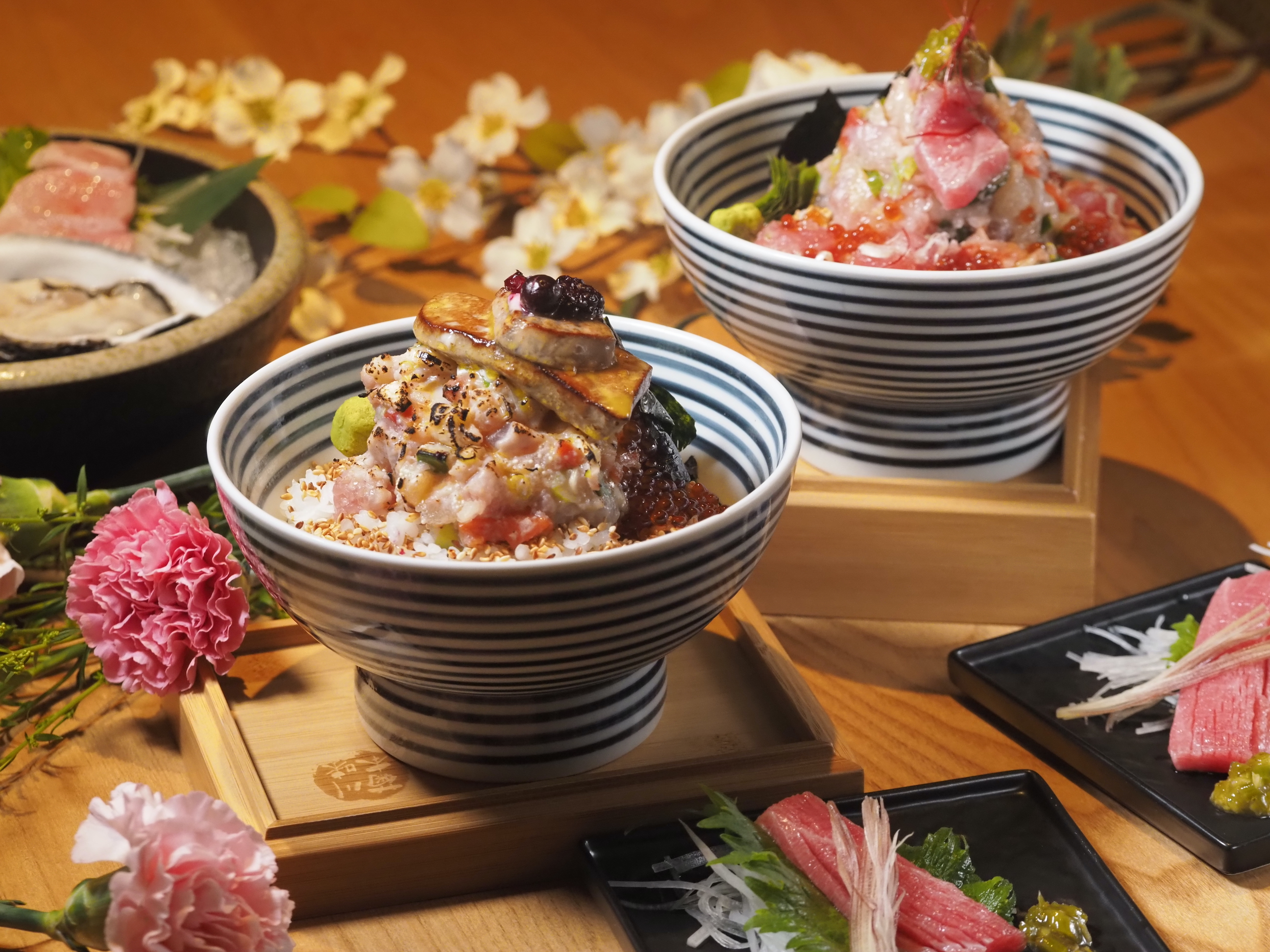 母親節限定的「櫻 黑鮪魚雙人御膳」內含「華 海鮮珠寶盒套餐」、「輝  黑鮪魚海鮮珠寶盒」、「日本黑鮪魚刺身」2份、「軟性氣泡飲」任選2杯。（2,210元／組）