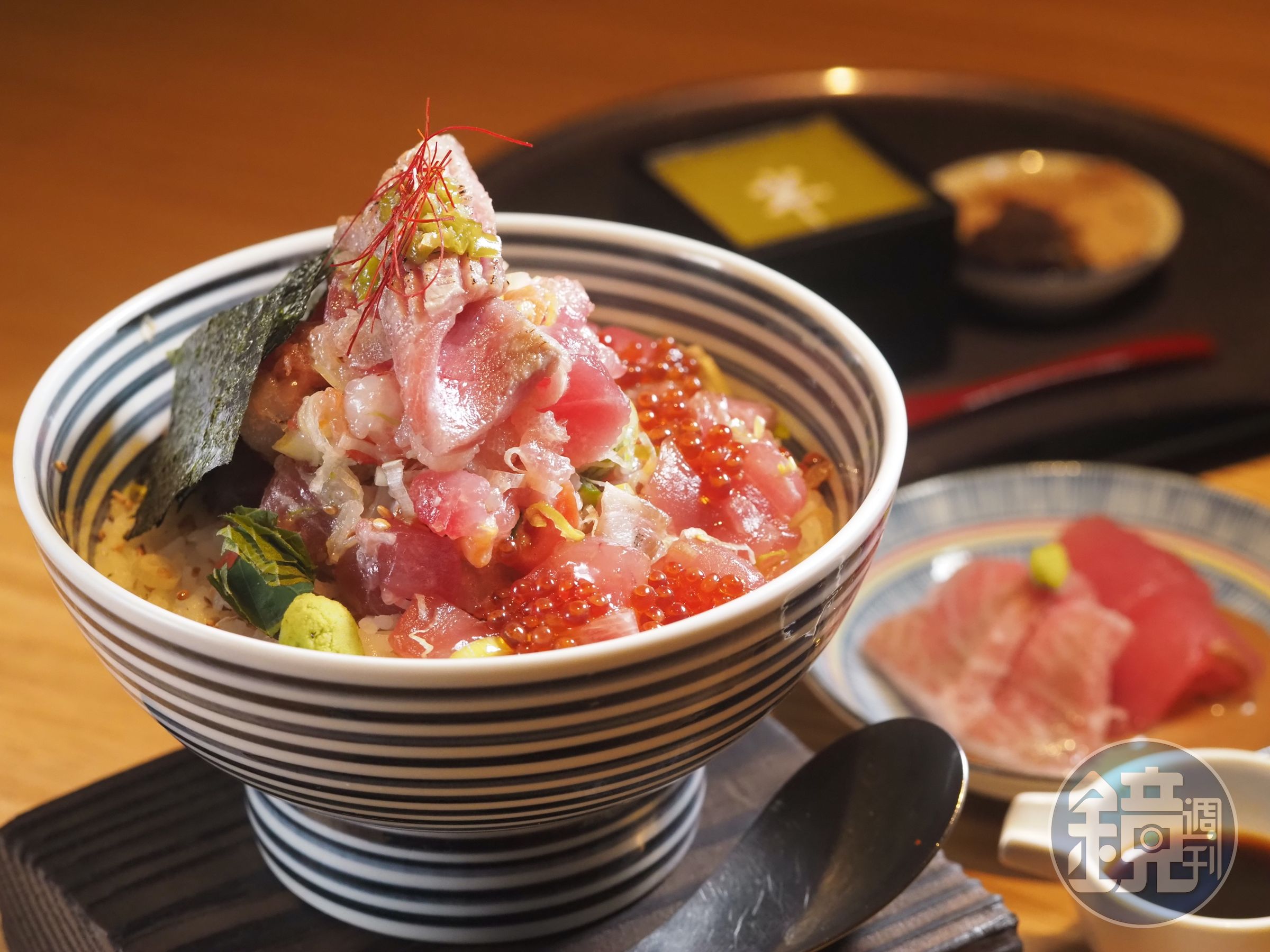 「輝 黑鮪魚海鮮珠寶盒」底下除了松葉蟹肉、鮪魚、碎中鮪、魷魚、阿根廷天使紅蝦、鯡魚卵、黑海松貝外，還加碼黑鮪丁與鮭魚卵。（999元／份）