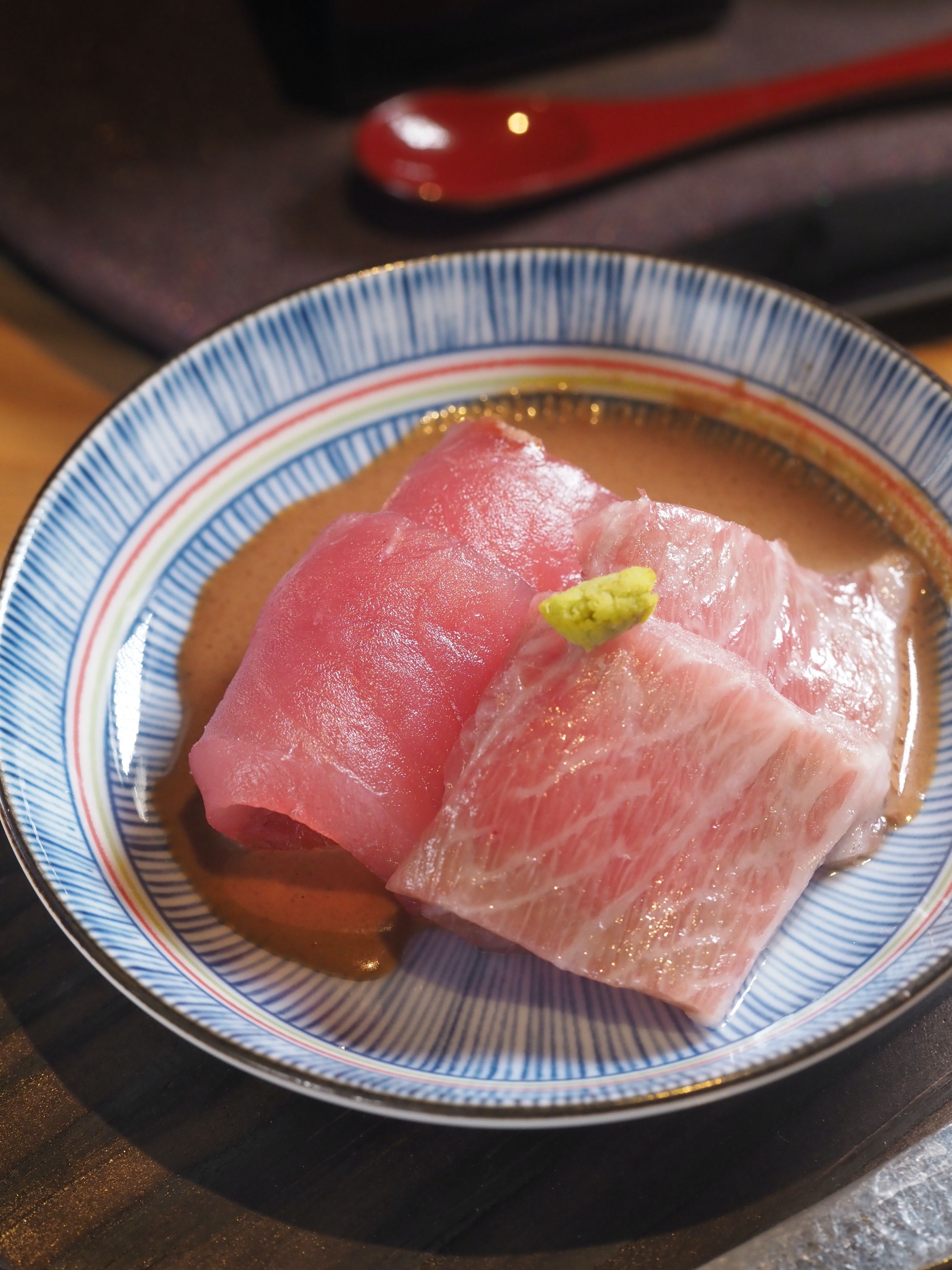 前菜的生魚片也升級黑鮪魚中腹與黃鰭鮪魚赤身。