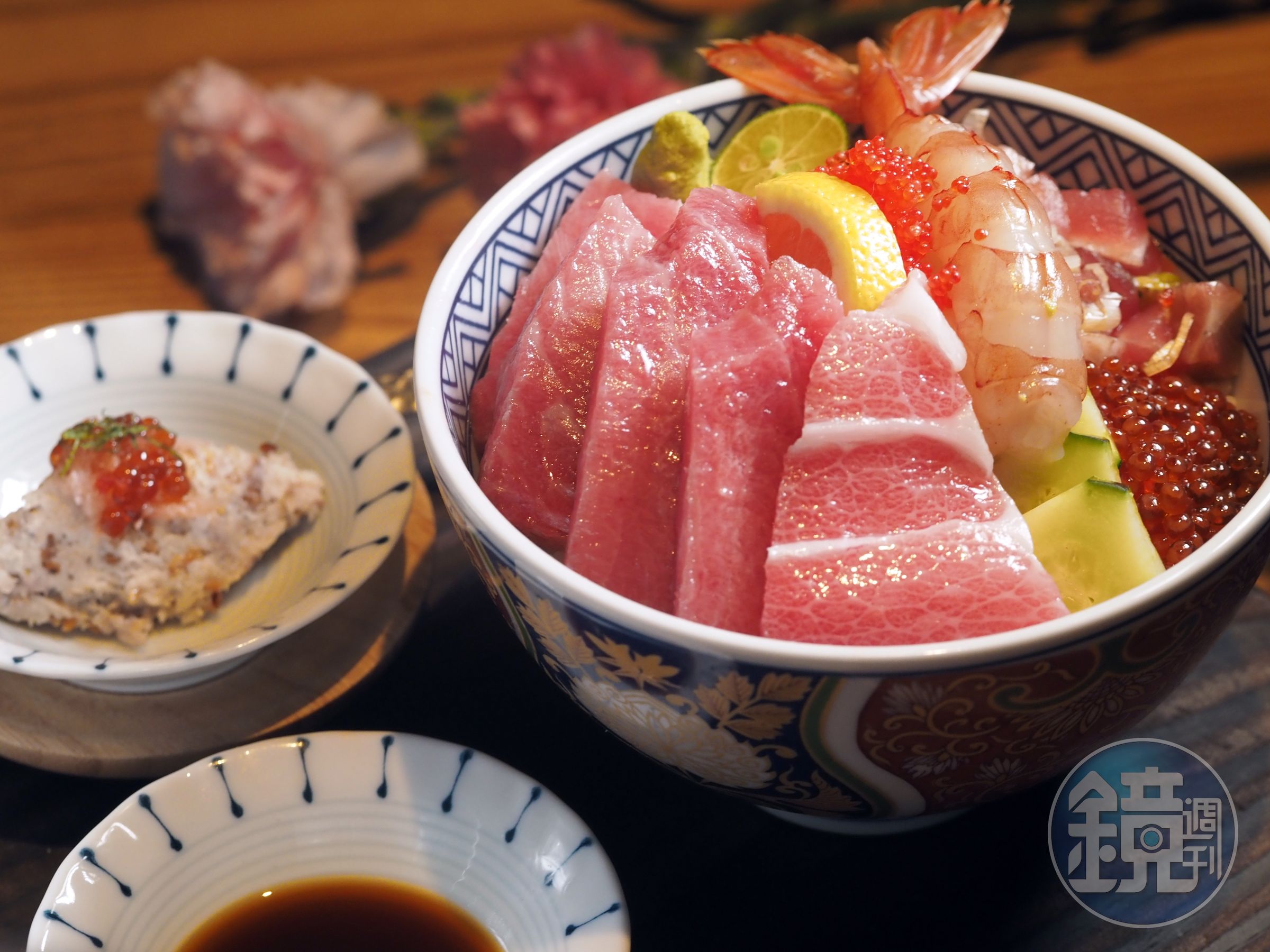 「極上 日本黑鮪丼」可一次嘗到三種黑鮪部位，前菜還附了紅魽沙拉。（1,299元／份）