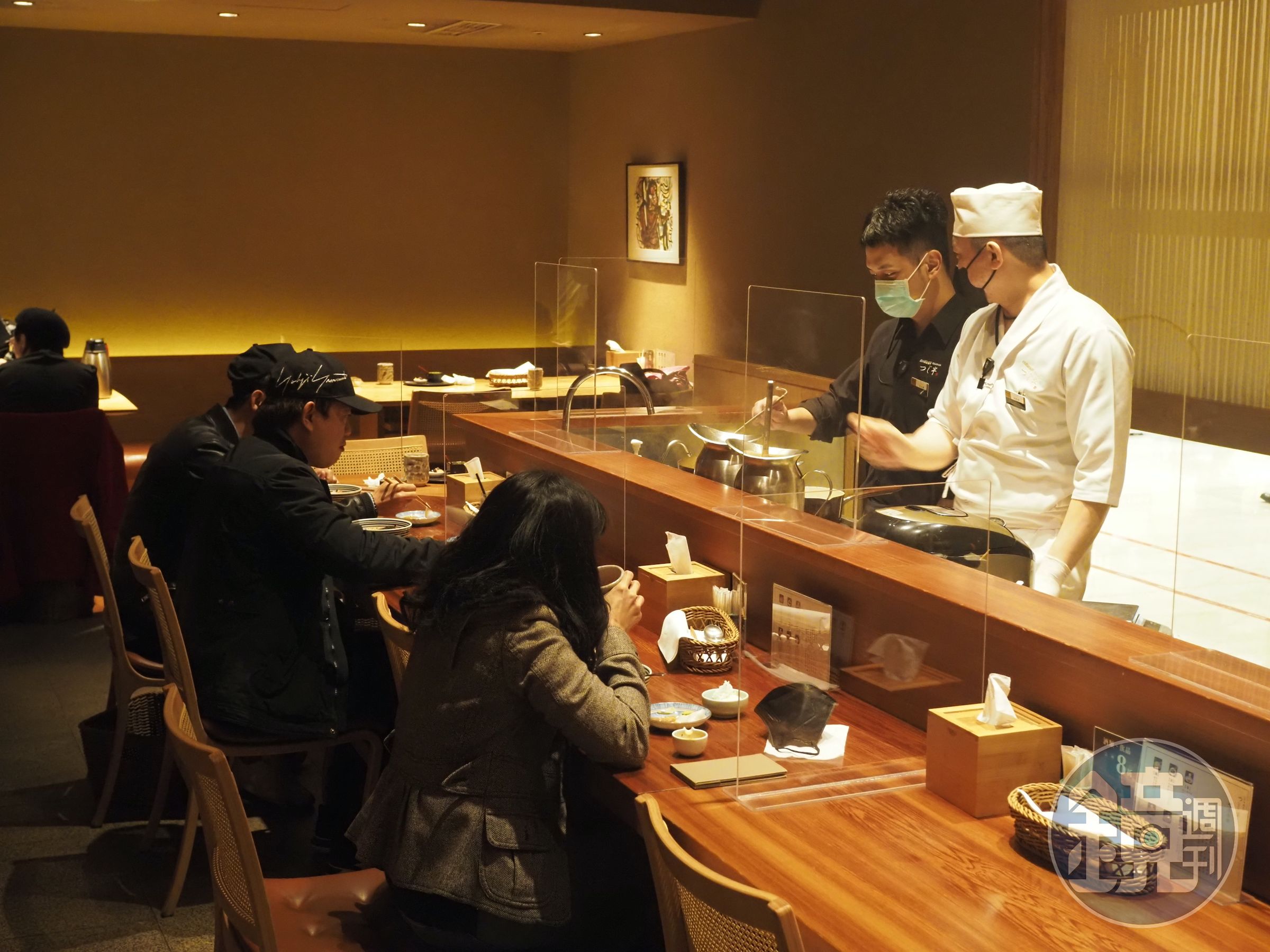 坐在日本橋海鮮丼辻半的吧台座位，可近距離欣賞師傅手藝。