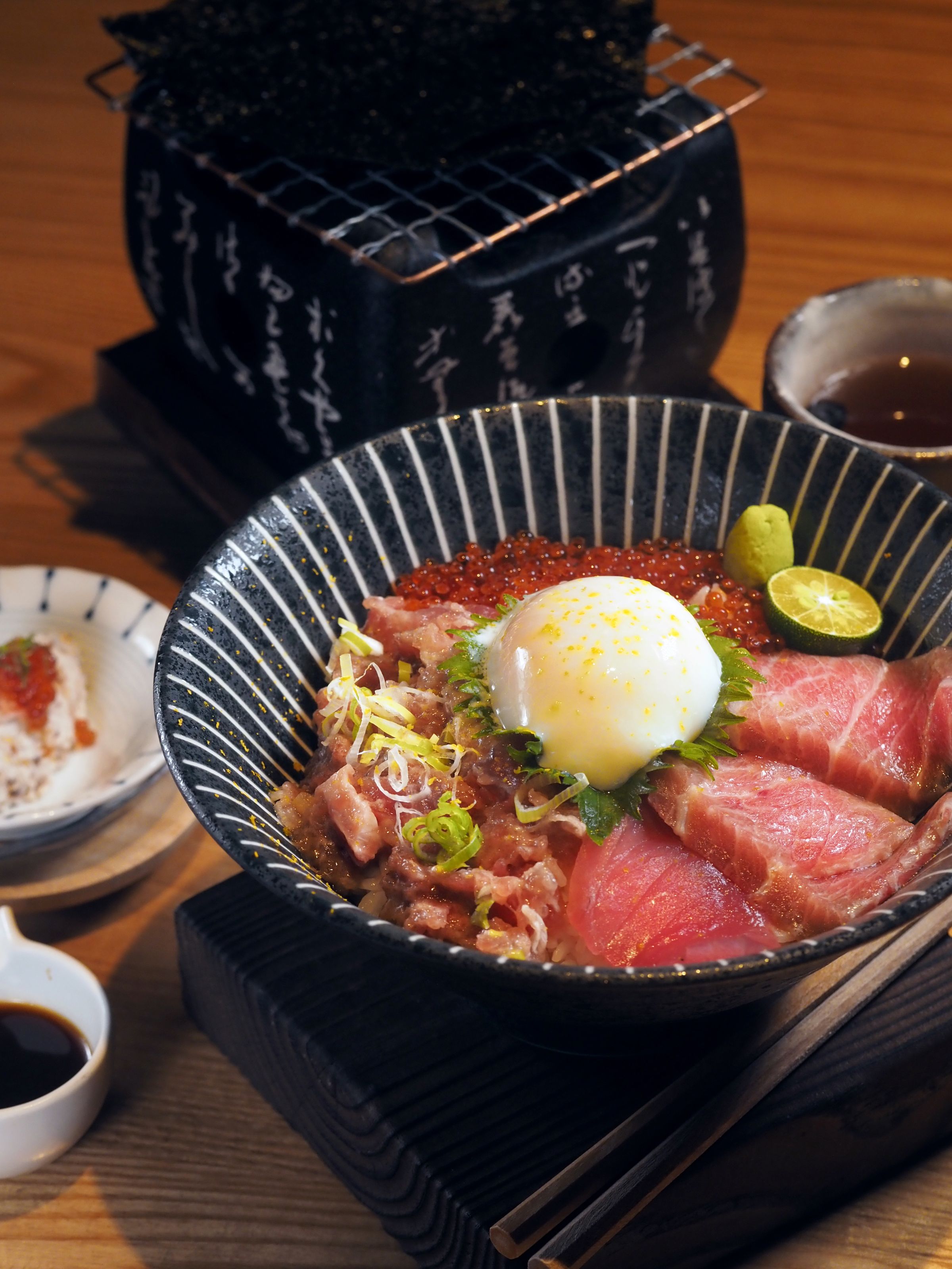 「日本黑鮪雙彩丼」還多了用酥烤海苔包鮪魚泥的吃法。（699元／份）