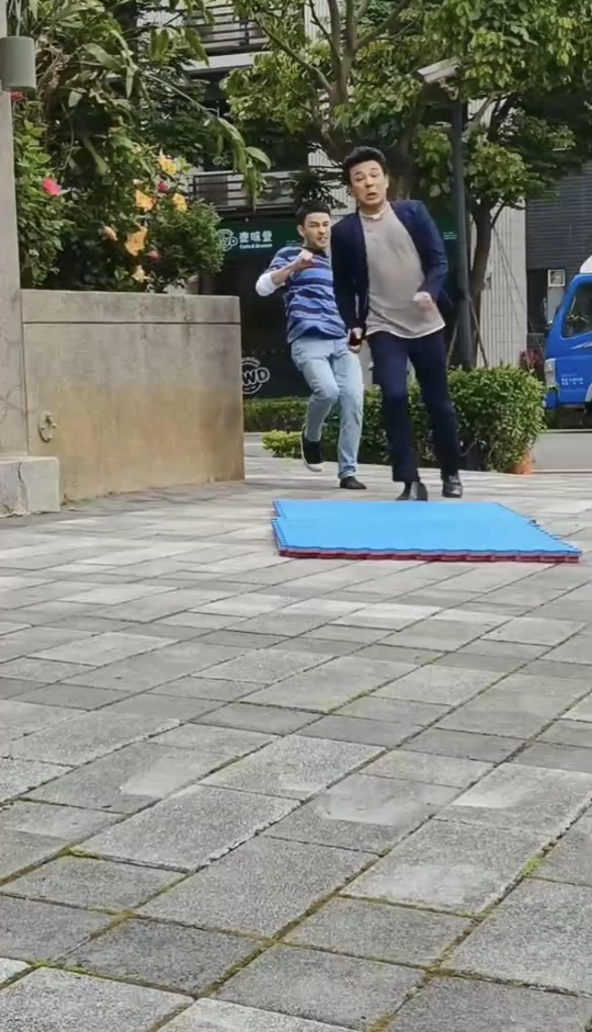 《黃金歲月》胡鴻達被潘柏希追著打，不慎摔傷胸口挫傷。（民視提供）