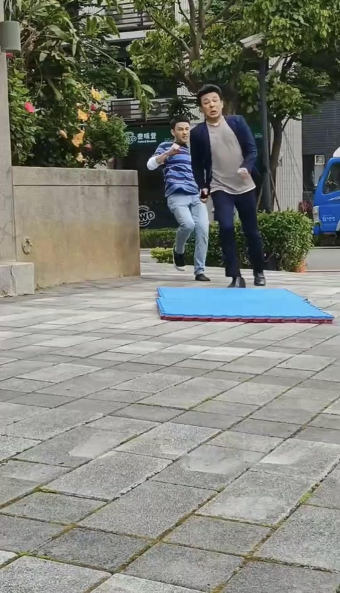 《黃金歲月》胡鴻達被潘柏希追著打,不慎摔傷胸口挫傷。(民視提供)