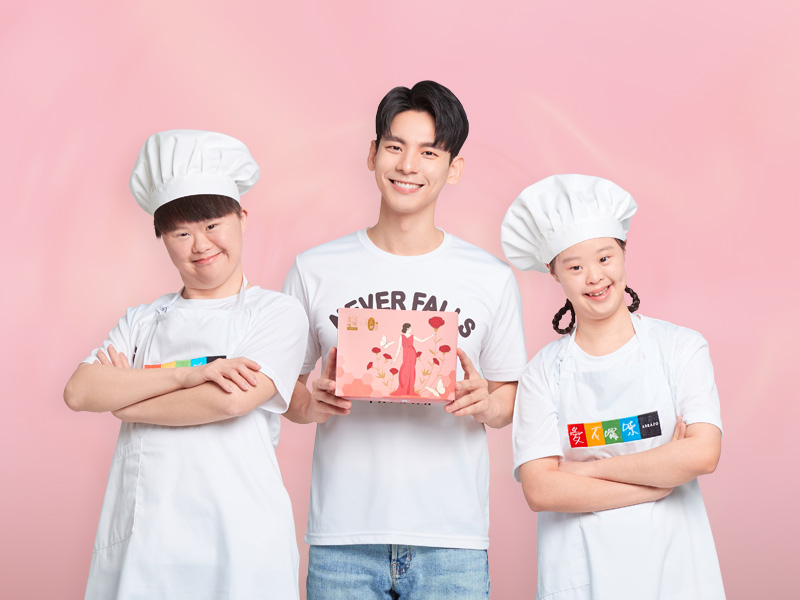 唐氏症公益大使林柏宏呼籲社會大眾能以實際行動支持母親節禮盒。（唐氏症基金會提供）