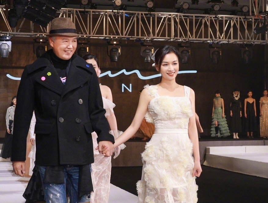 林瑞陽、張庭夫婦經營的公司被爆出違法傳銷，被查封96間房產。（翻攝自張庭微博）