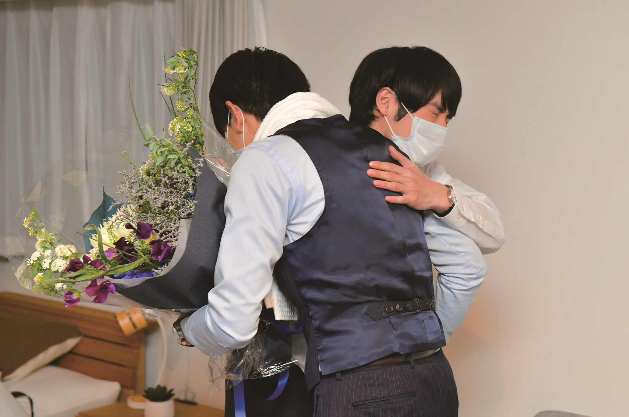 《電影版 如果30歲還是處男，似乎就能成為魔法師》殺青當天，赤楚衛二與町田啓太激動擁抱。（車庫娛樂提供）