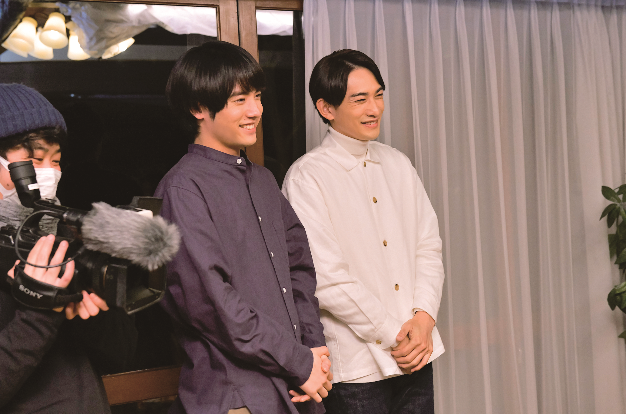 赤楚衛二（中）、町田啓太（右）為《電影版 如果30歲還是處男，似乎就能成為魔法師》再次合體，電影在日本與台灣都寫下不錯的票房成績。（車庫娛樂提供）