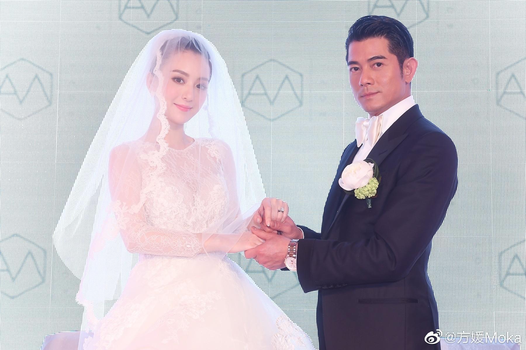 雙方交換戒指後，方媛手中的婚戒很搶眼。（翻攝自方媛微博）