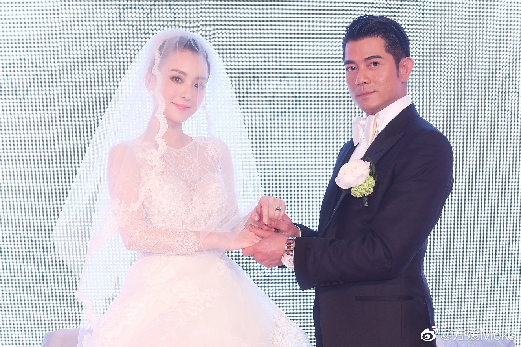 雙方交換戒指後，方媛手中的婚戒很搶眼。（翻攝自方媛微博）