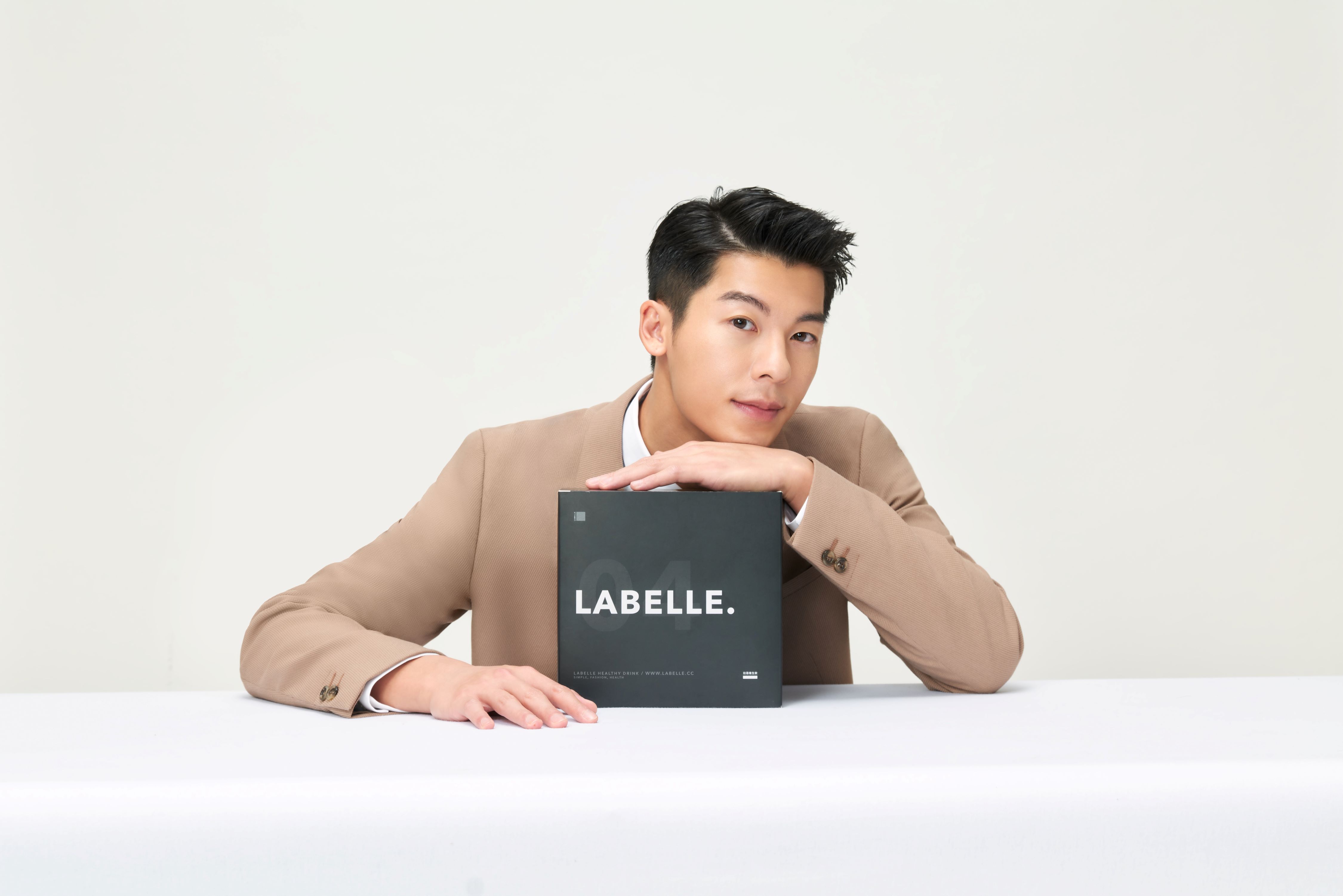 許光漢拍廣告展現陽光活力。(LABELLE拉蓓提供)