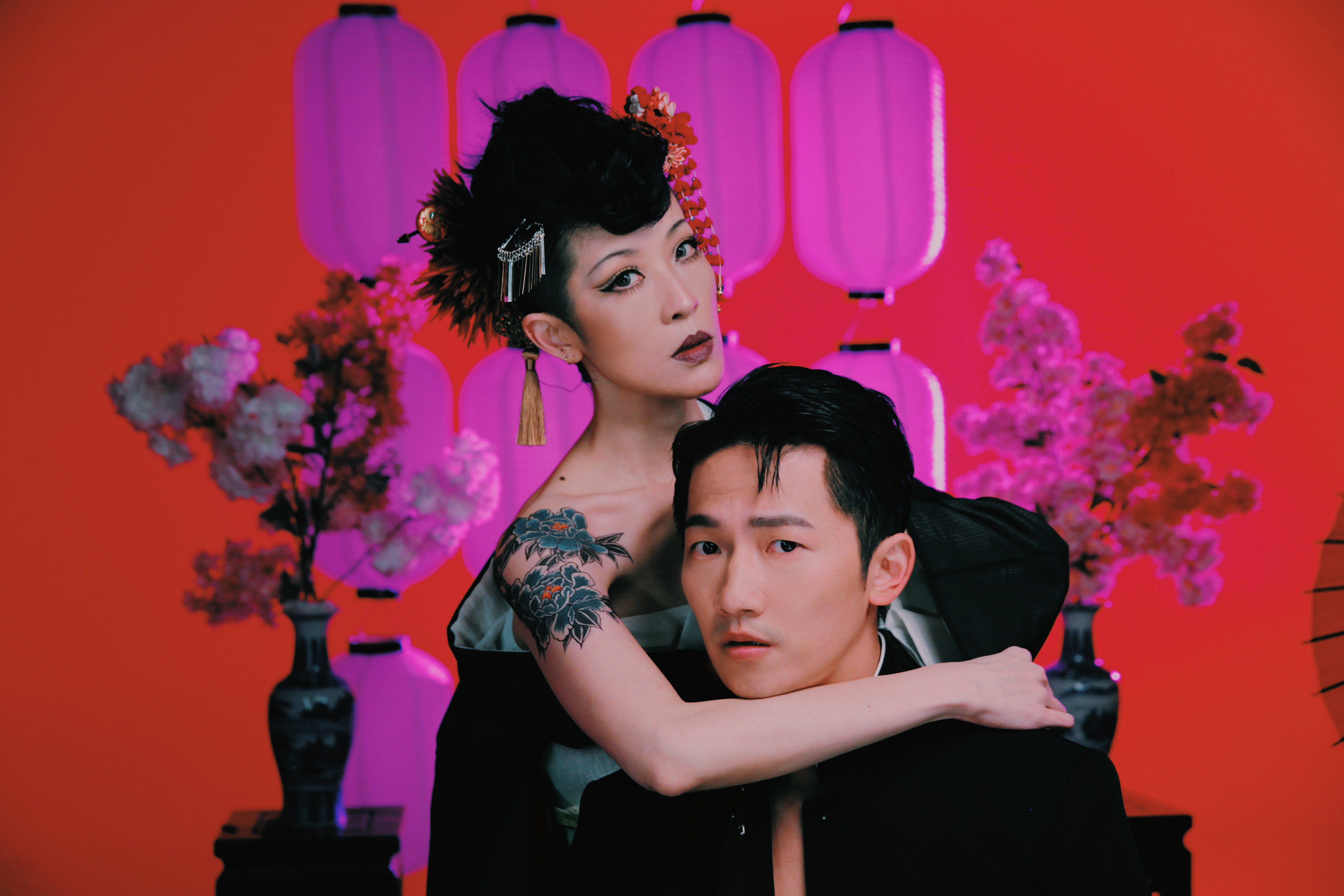 蔡昌憲與陳珊妮合唱〈無火的夜市〉。（何樂音樂提供）